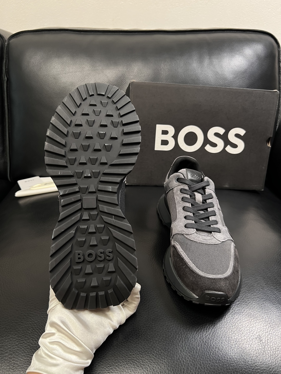 BOSS  高品质 顶级工艺品  博斯  专柜同步原厂配置，意大利进口牛皮面料牛内里垫，高品质拼接复杂工