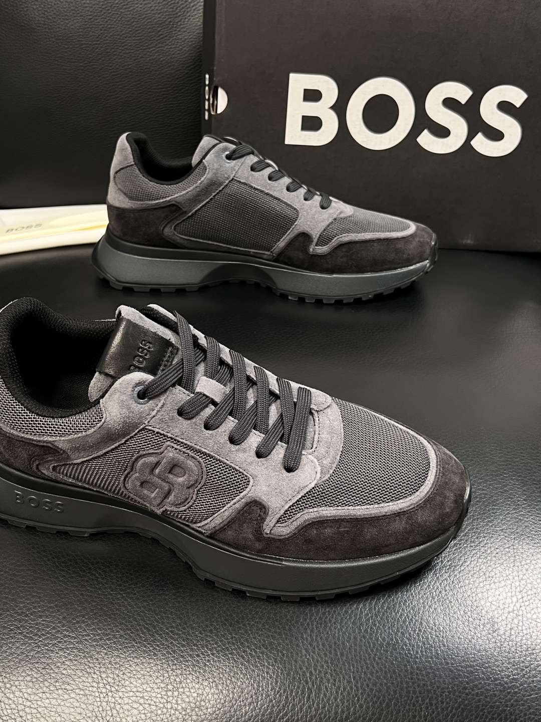 BOSS  高品质 顶级工艺品  博斯  专柜同步原厂配置，意大利进口牛皮面料牛内里垫，高品质拼接复杂工