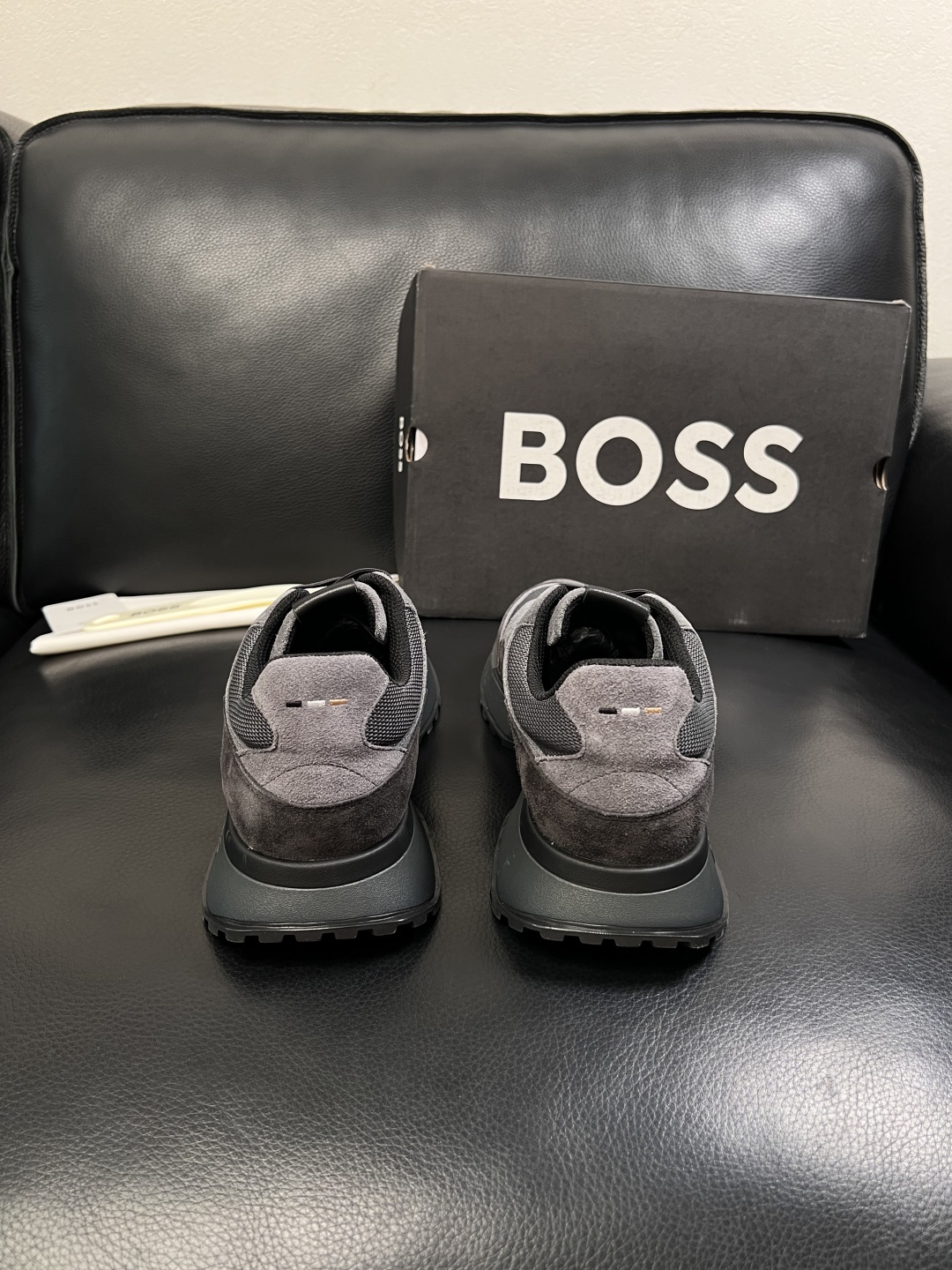 BOSS  高品质 顶级工艺品  博斯  专柜同步原厂配置，意大利进口牛皮面料牛内里垫，高品质拼接复杂工