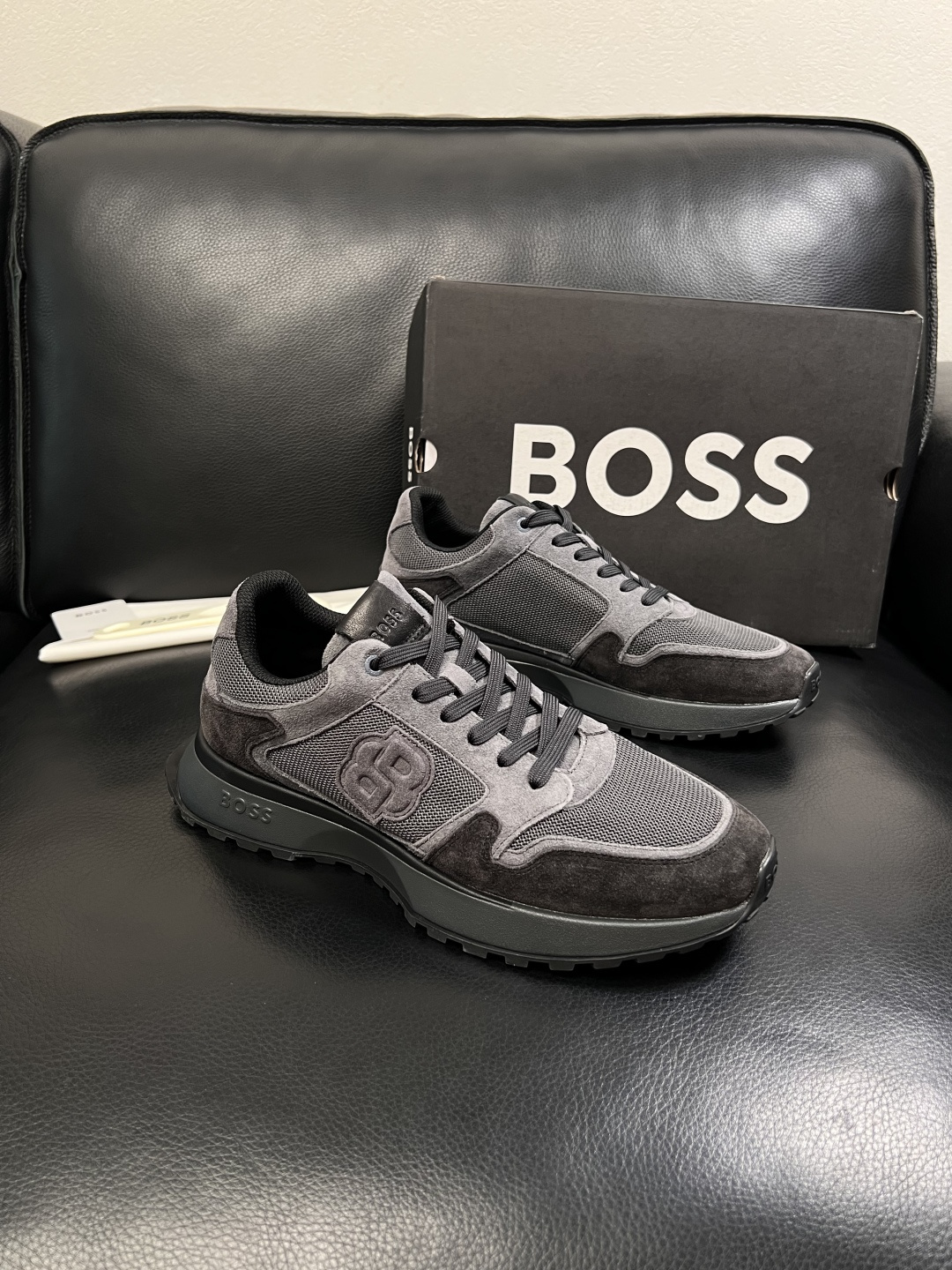 BOSS  高品质 顶级工艺品  博斯  专柜同步原厂配置，意大利进口牛皮面料牛内里垫，高品质拼接复杂工