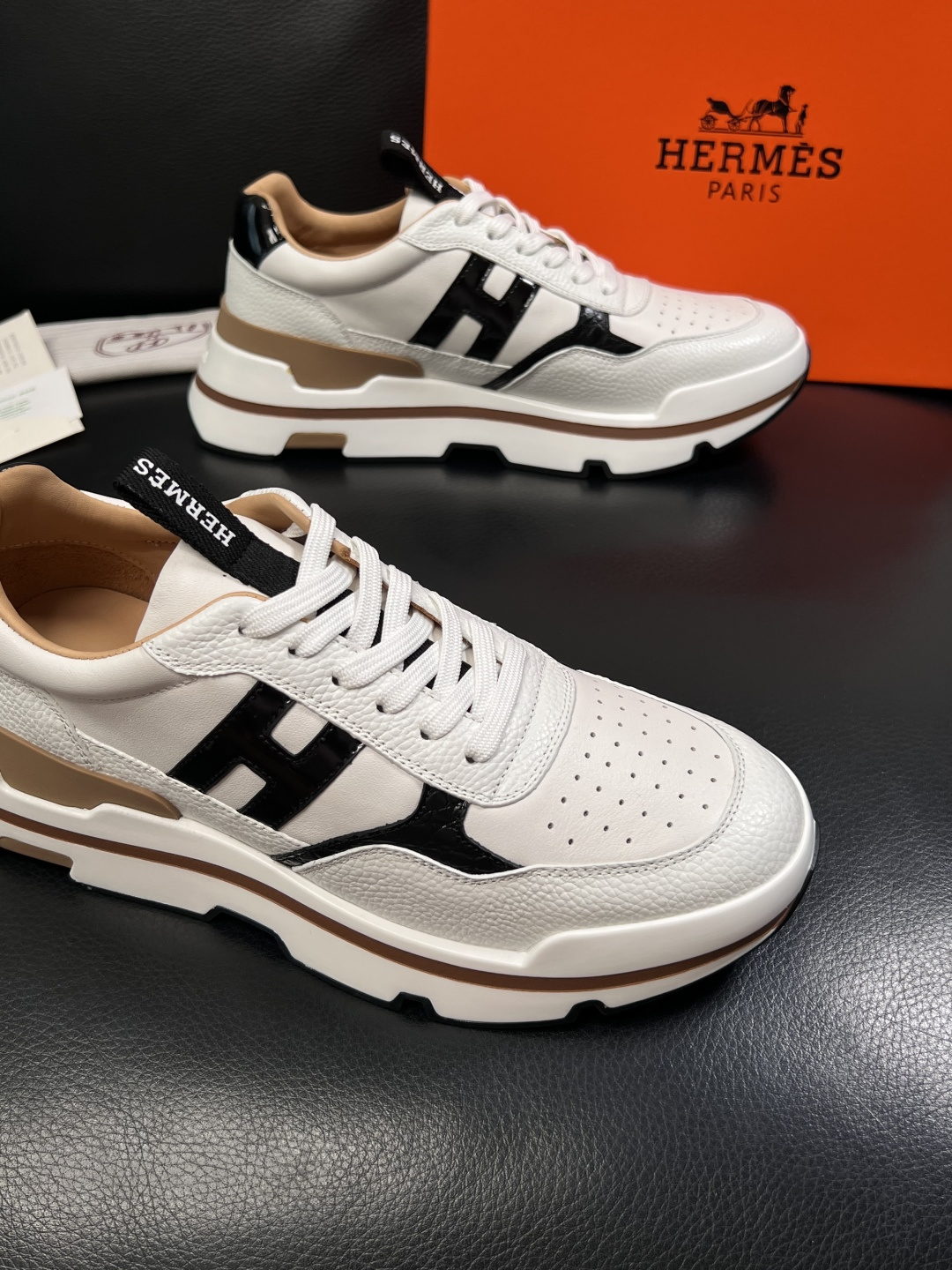 Hermes  高品质  顶级工艺品  爱马仕 专柜同步发售原厂配置，意大利进口原版牛皮面料，高品质拼接