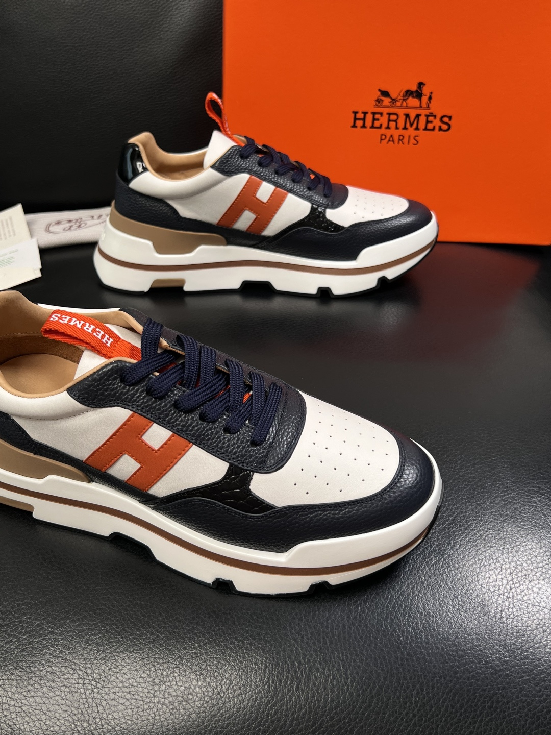 Hermes  高品质  顶级工艺品  爱马仕 专柜同步发售原厂配置，意大利进口原版牛皮面料，高品质拼接