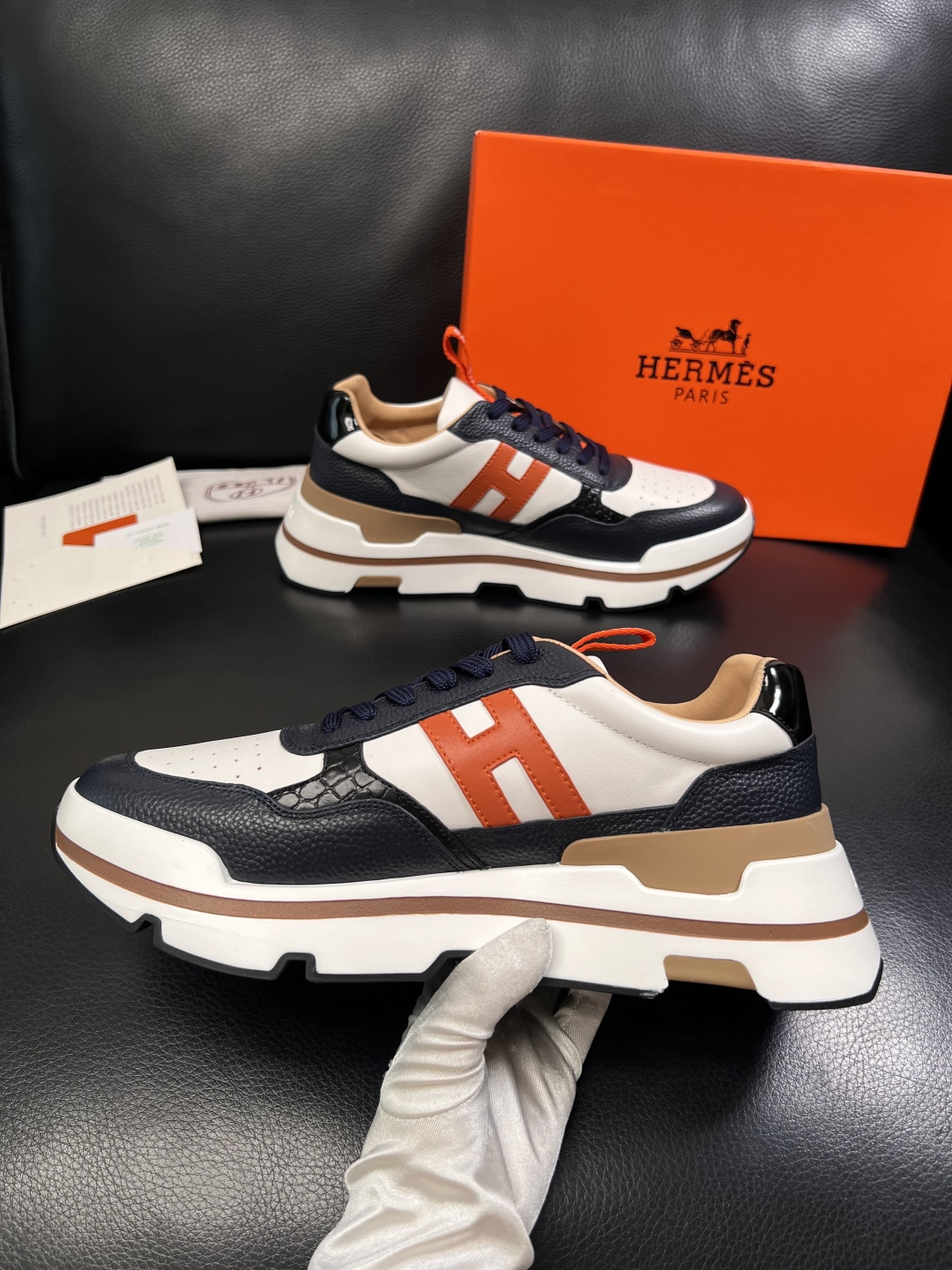 Hermes  高品质  顶级工艺品  爱马仕 专柜同步发售原厂配置，意大利进口原版牛皮面料，高品质拼接