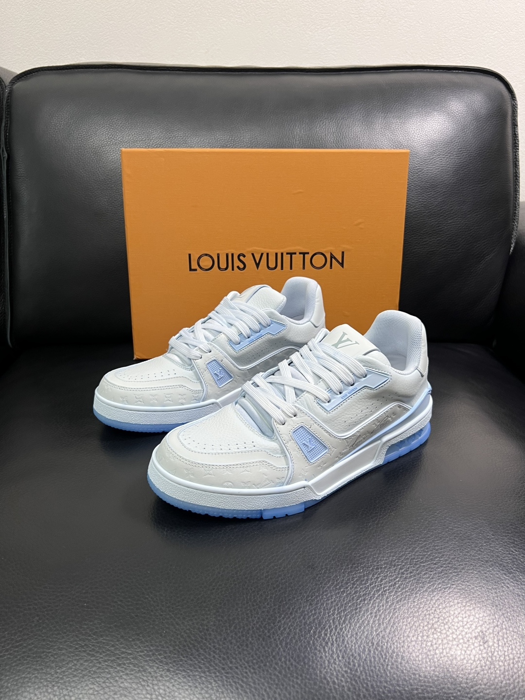 Lv  高品质  顶级工艺品  路易威登，运动板鞋专柜同步原厂配置，鞋面意大利进口牛皮改色面料，进口网布