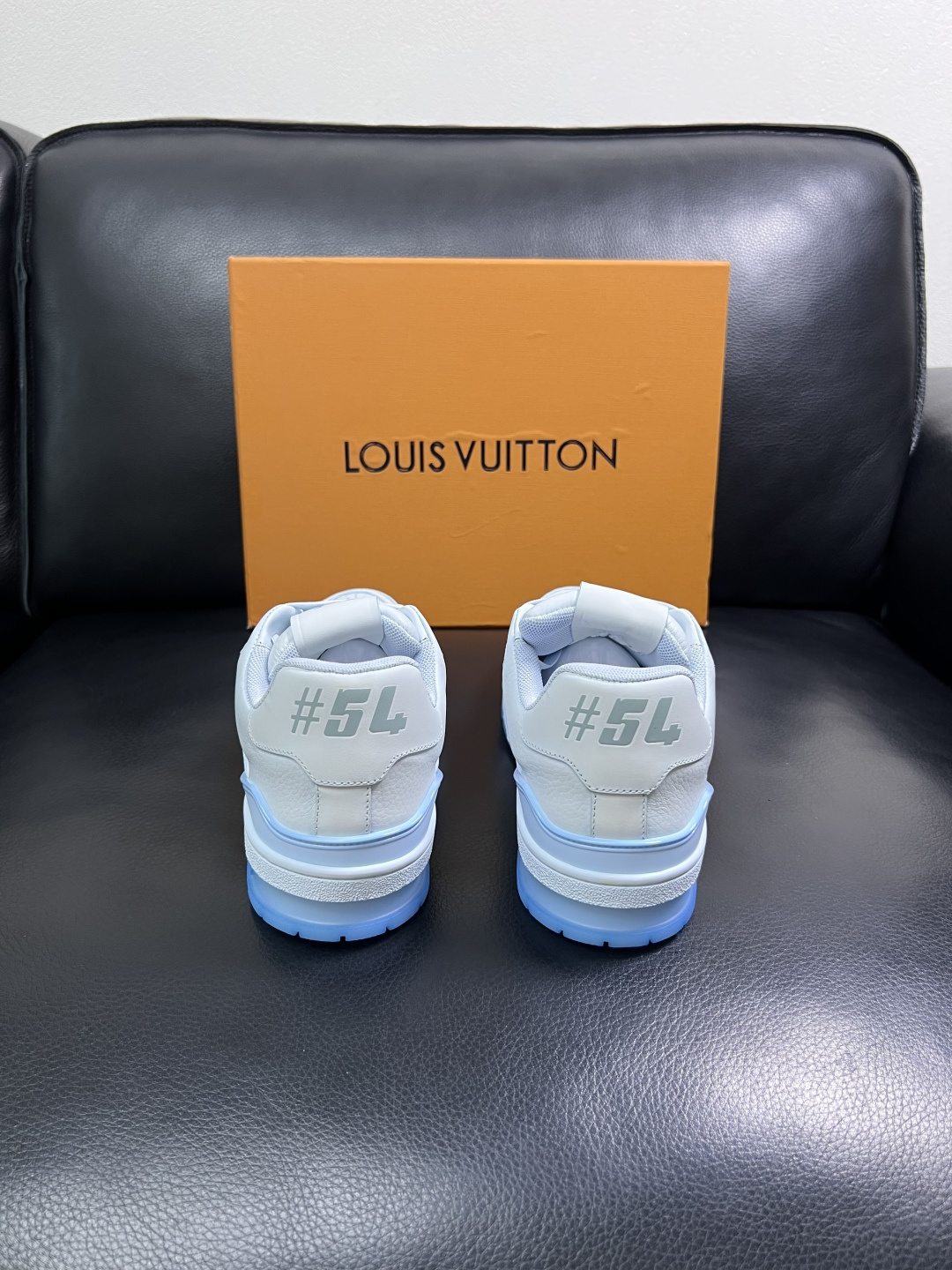 Lv  高品质  顶级工艺品  路易威登，运动板鞋专柜同步原厂配置，鞋面意大利进口牛皮改色面料，进口网布