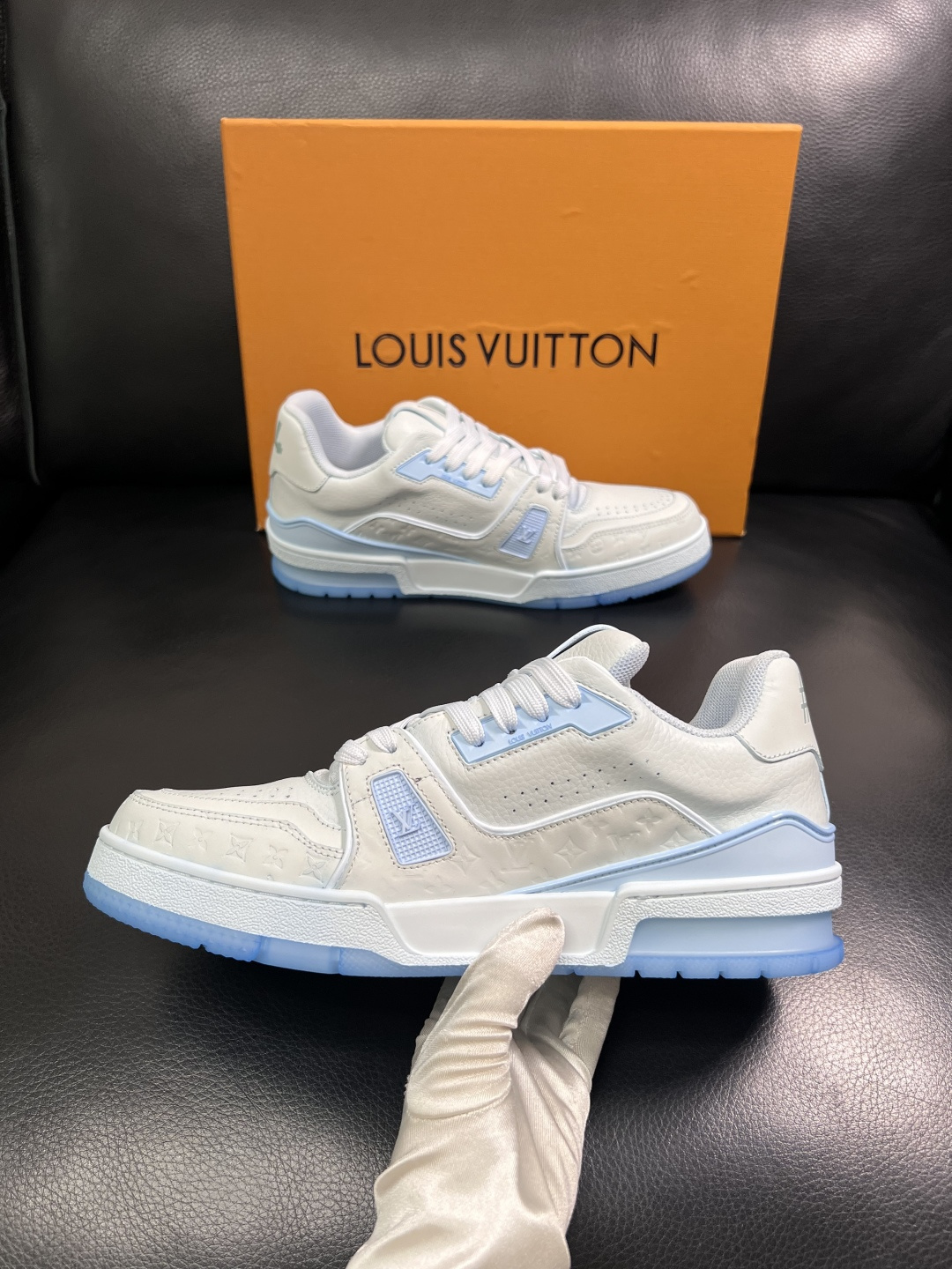 Lv  高品质  顶级工艺品  路易威登，运动板鞋专柜同步原厂配置，鞋面意大利进口牛皮改色面料，进口网布