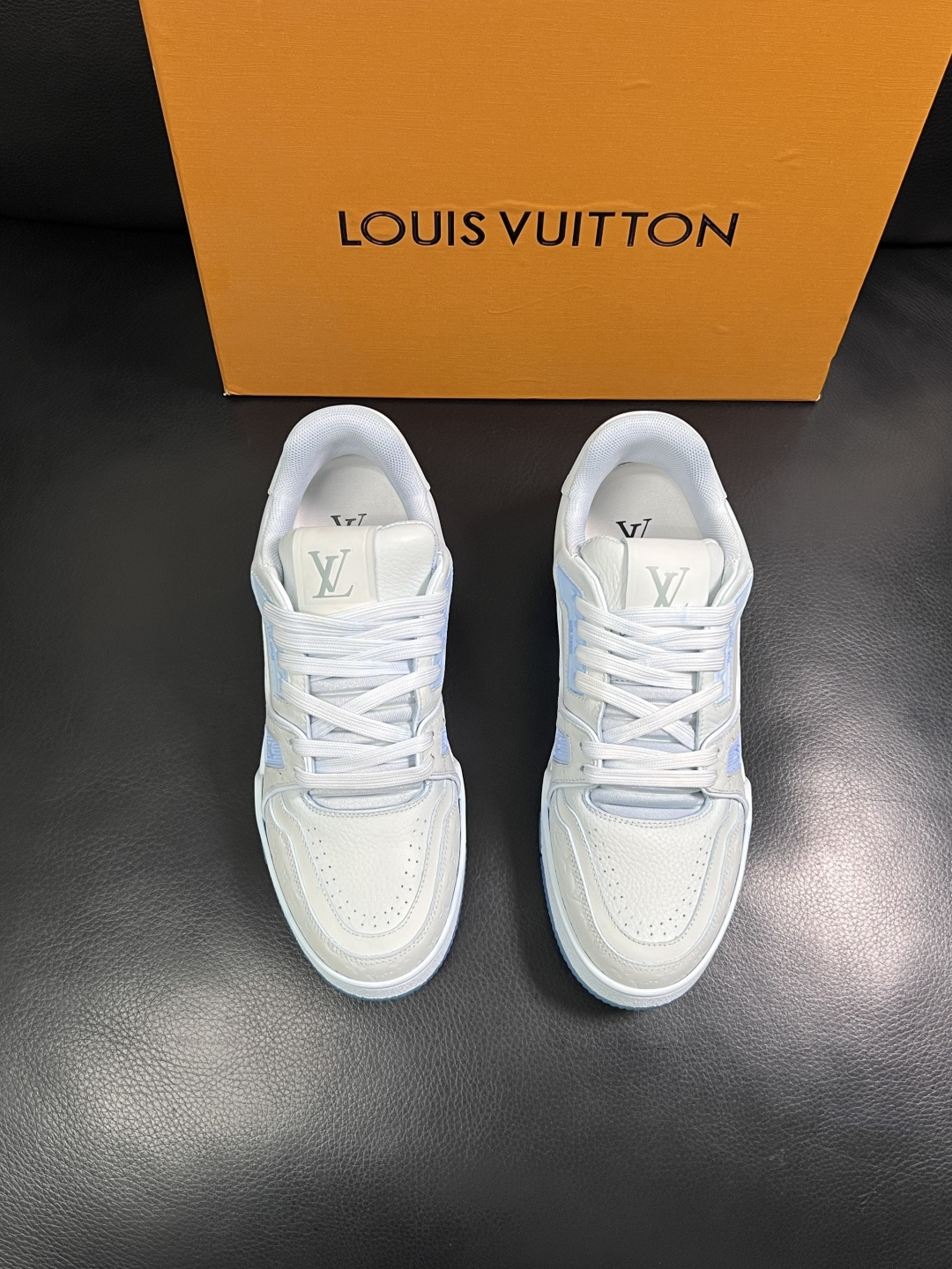 Lv  高品质  顶级工艺品  路易威登，运动板鞋专柜同步原厂配置，鞋面意大利进口牛皮改色面料，进口网布