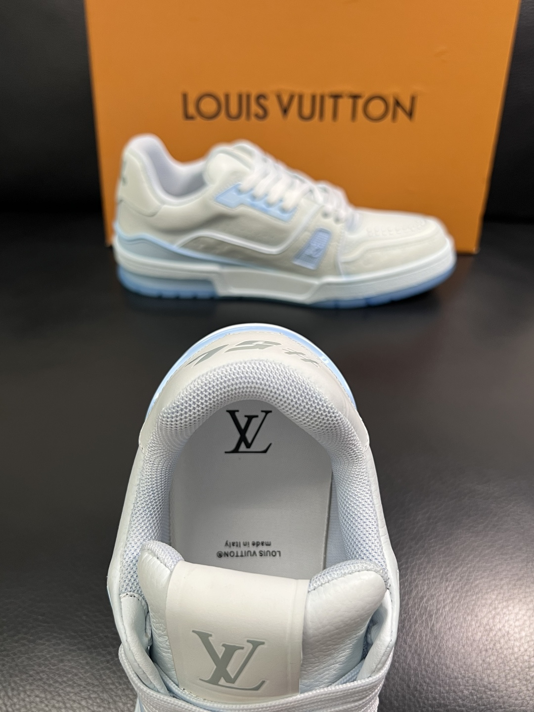 Lv  高品质  顶级工艺品  路易威登，运动板鞋专柜同步原厂配置，鞋面意大利进口牛皮改色面料，进口网布