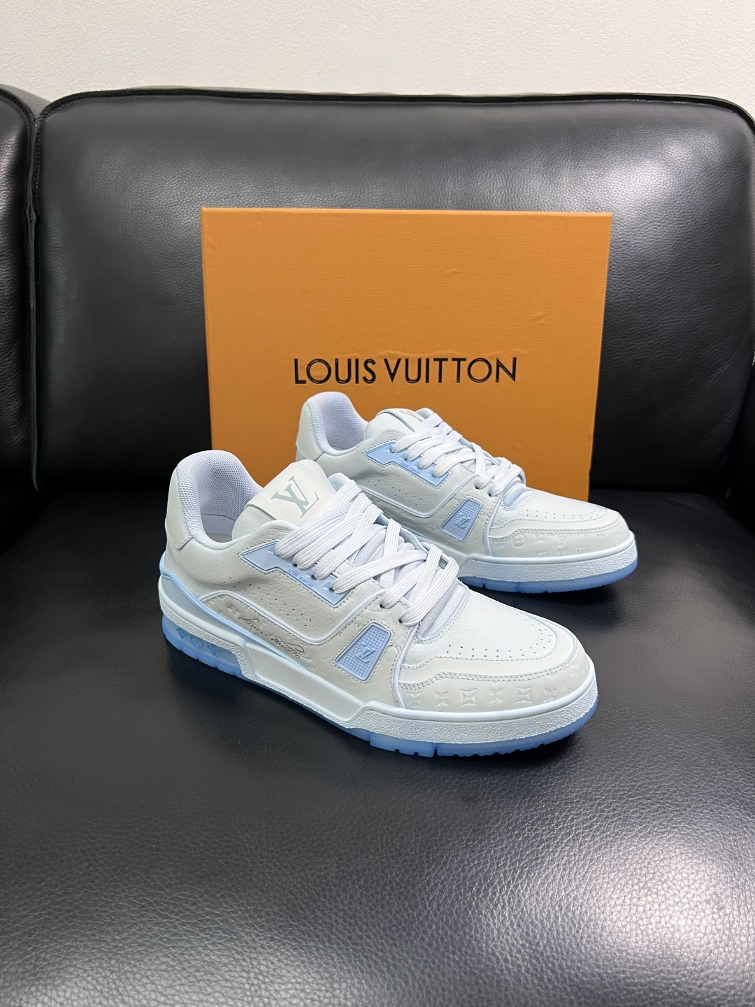 Lv  高品质  顶级工艺品  路易威登，运动板鞋专柜同步原厂配置，鞋面意大利进口牛皮改色面料，进口网布