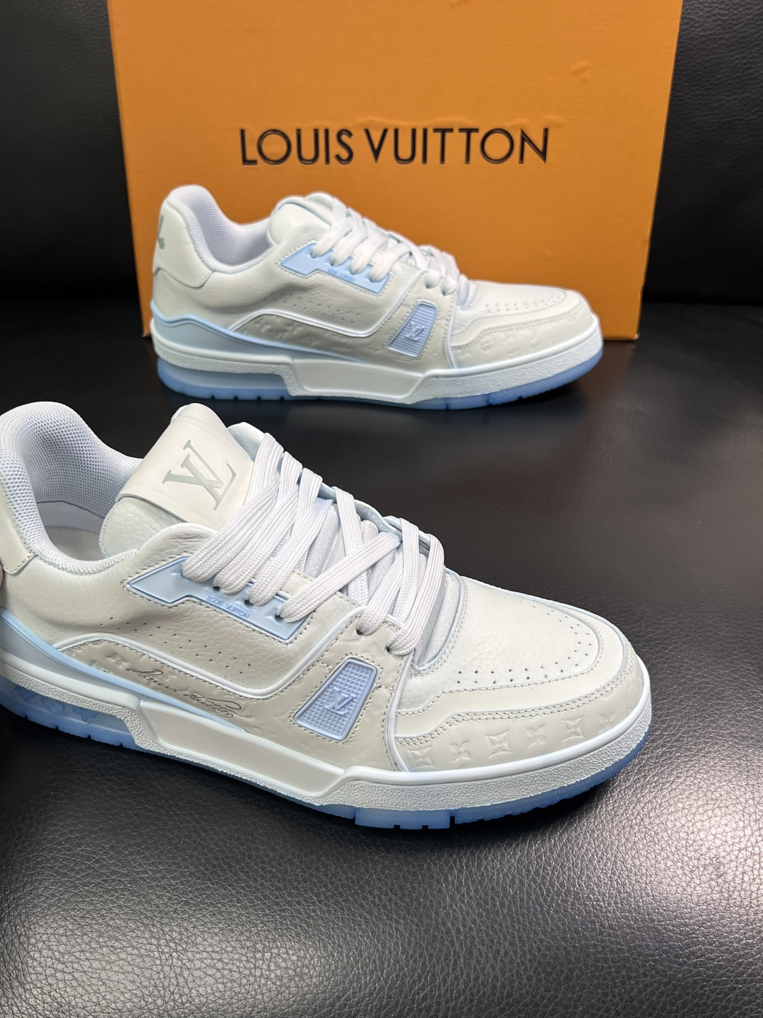 Lv  高品质  顶级工艺品  路易威登，运动板鞋专柜同步原厂配置，鞋面意大利进口牛皮改色面料，进口网布