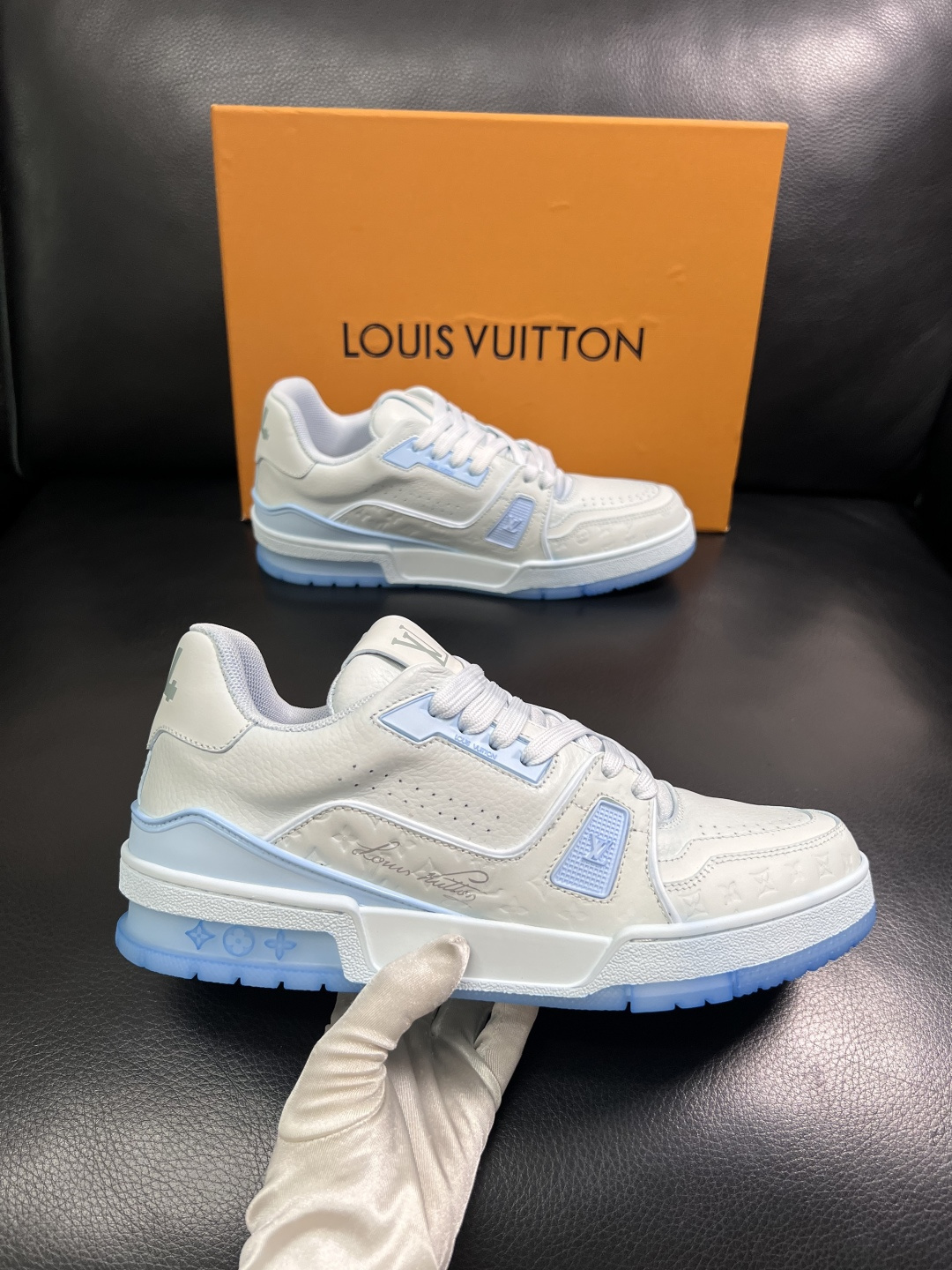 Lv  高品质  顶级工艺品  路易威登，运动板鞋专柜同步原厂配置，鞋面意大利进口牛皮改色面料，进口网布
