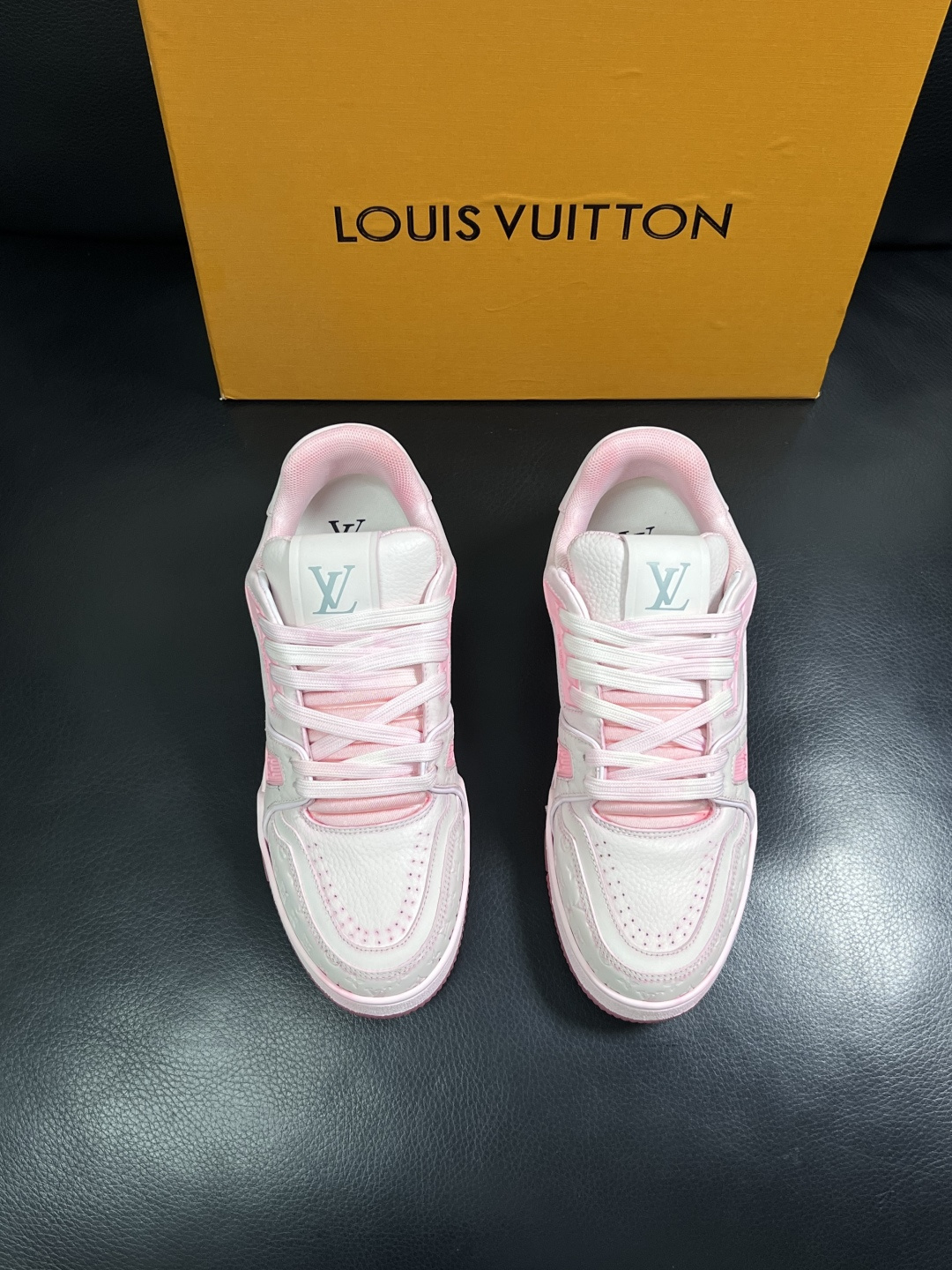 Lv  高品质  顶级工艺品  路易威登，运动板鞋专柜同步原厂配置，鞋面意大利进口牛皮改色面料，进口网布