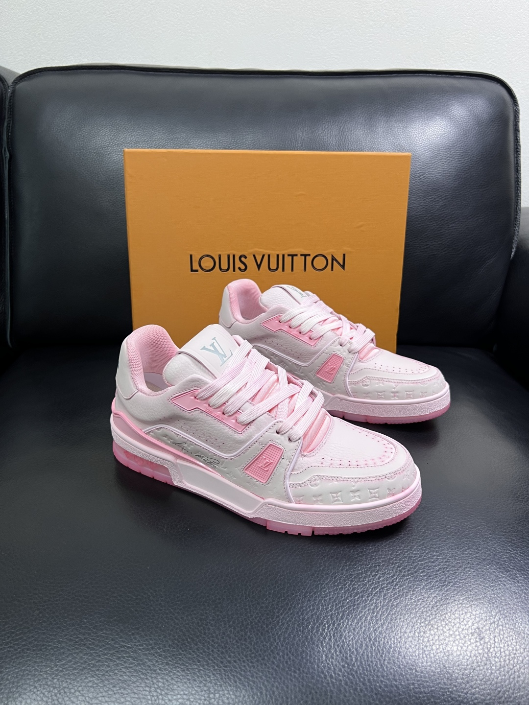 Lv  高品质  顶级工艺品  路易威登，运动板鞋专柜同步原厂配置，鞋面意大利进口牛皮改色面料，进口网布