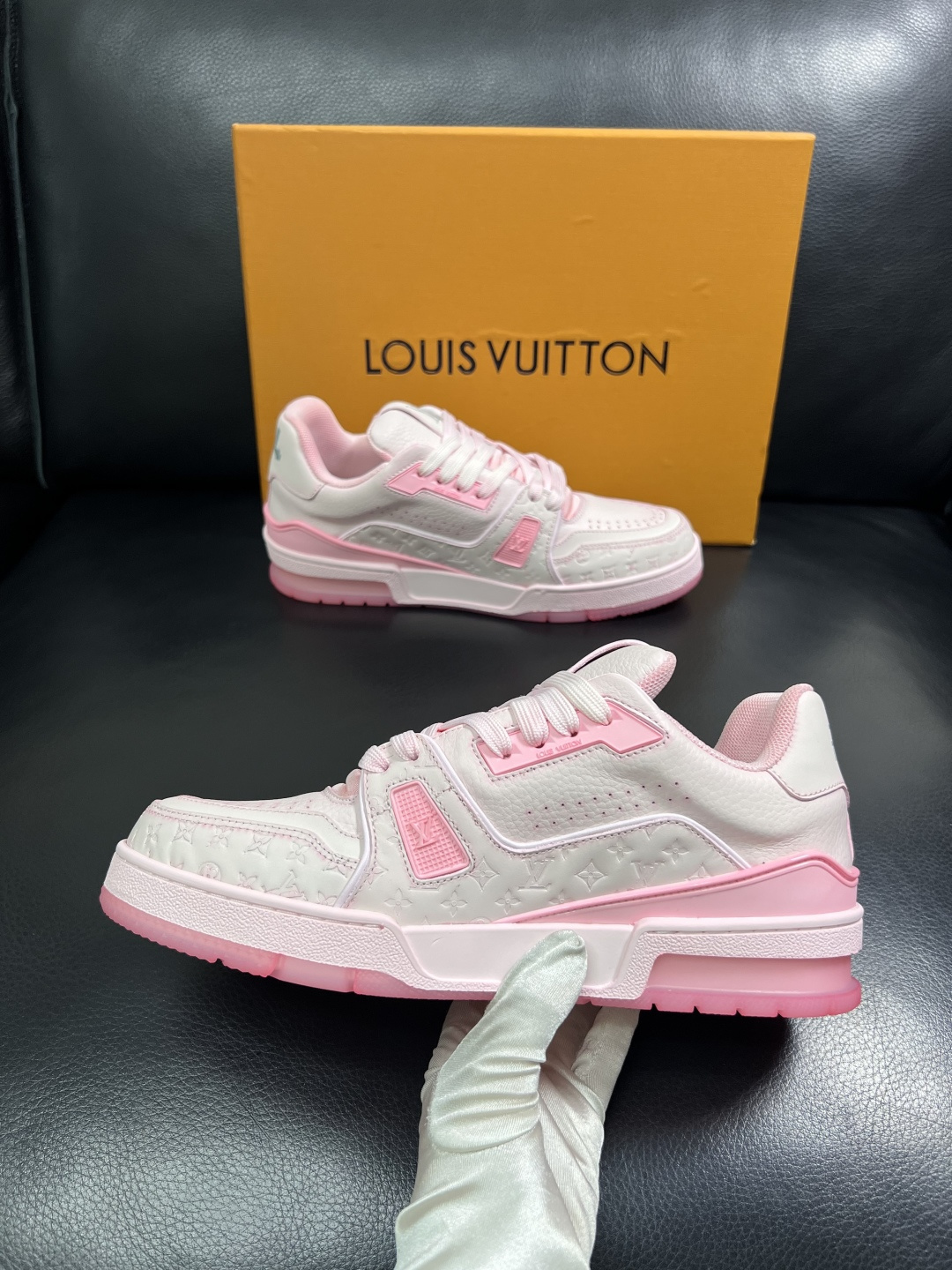 Lv  高品质  顶级工艺品  路易威登，运动板鞋专柜同步原厂配置，鞋面意大利进口牛皮改色面料，进口网布