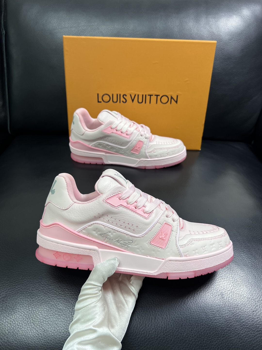 Lv  高品质  顶级工艺品  路易威登，运动板鞋专柜同步原厂配置，鞋面意大利进口牛皮改色面料，进口网布