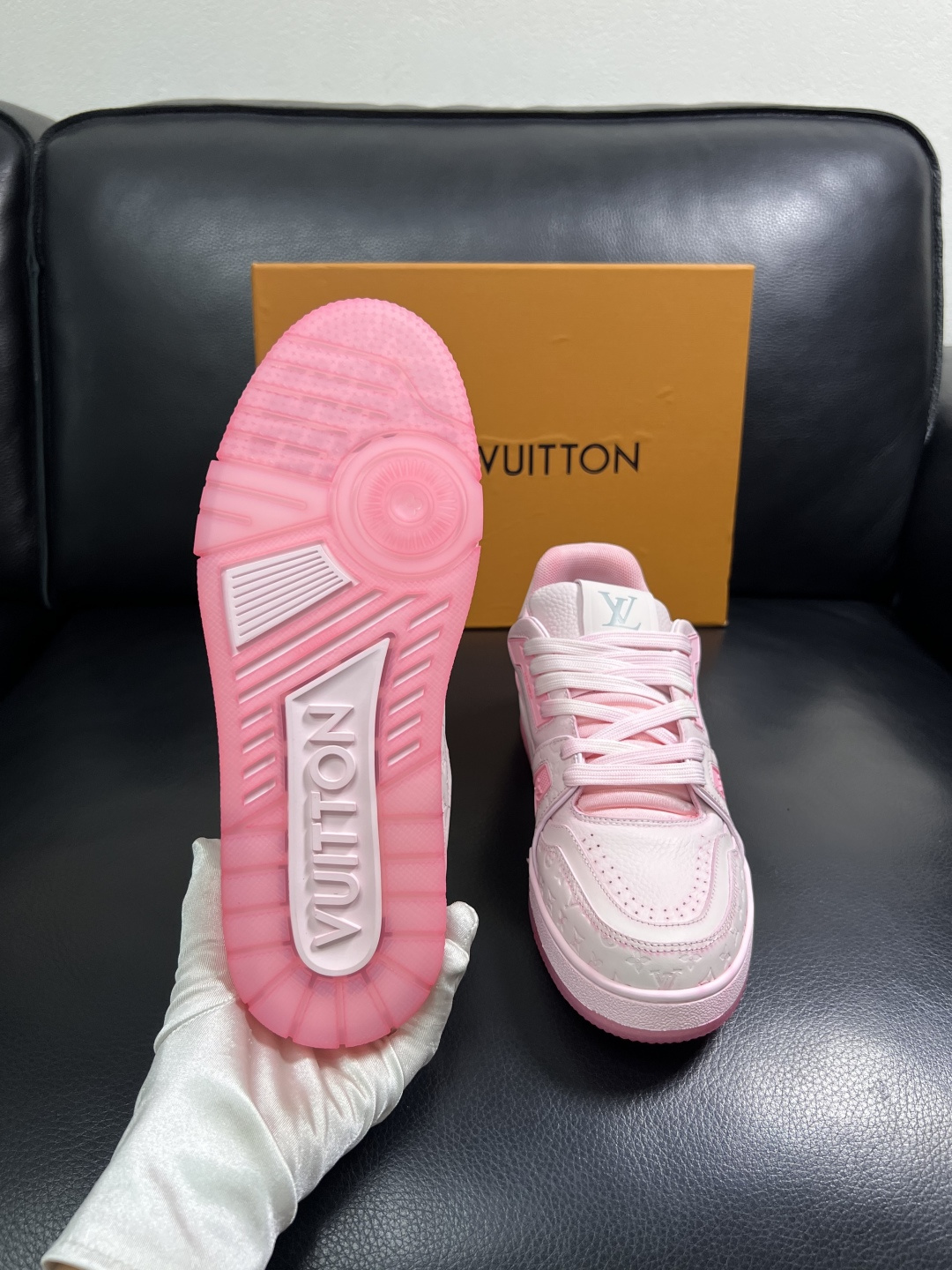 Lv  高品质  顶级工艺品  路易威登，运动板鞋专柜同步原厂配置，鞋面意大利进口牛皮改色面料，进口网布