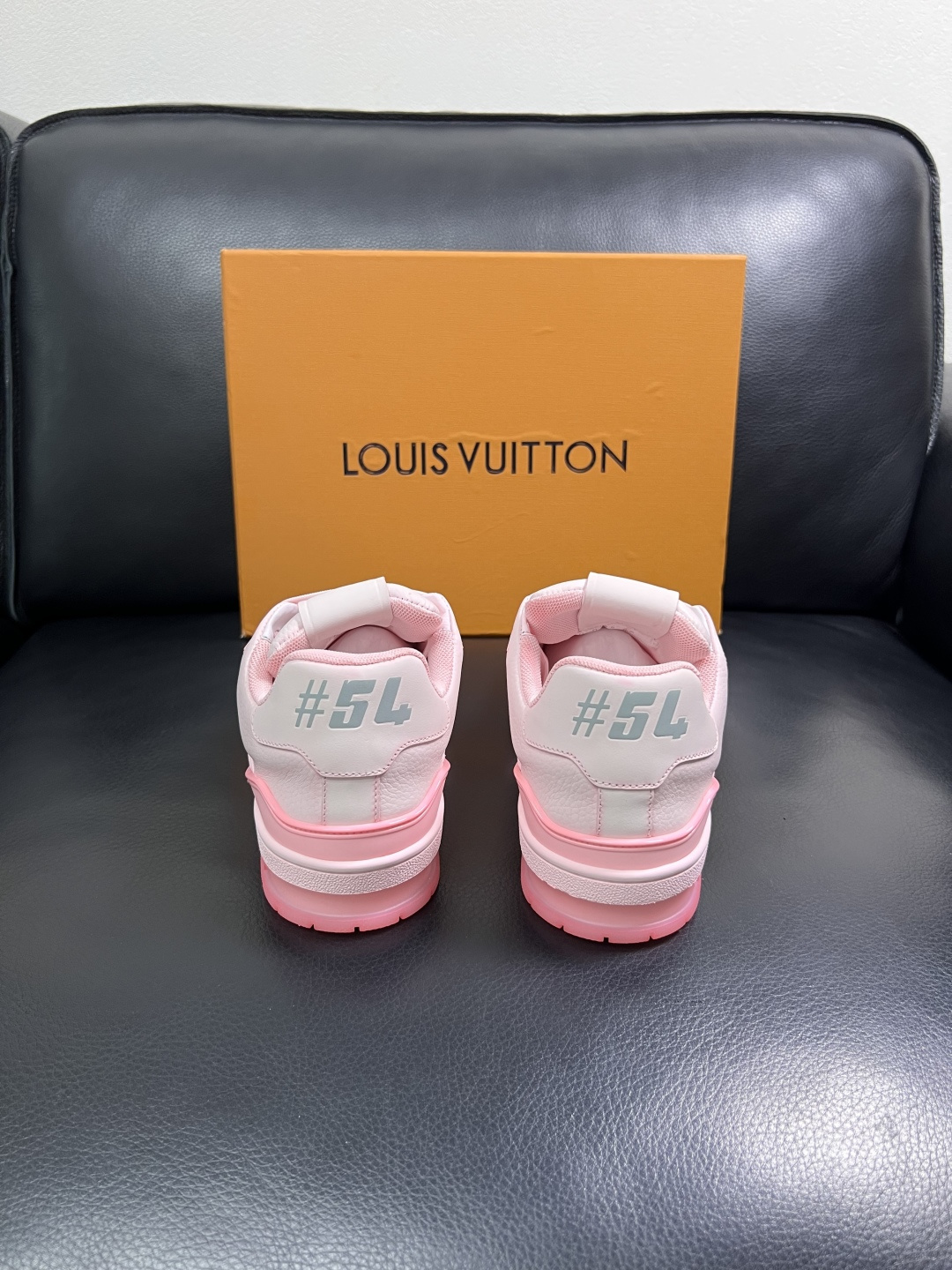 Lv  高品质  顶级工艺品  路易威登，运动板鞋专柜同步原厂配置，鞋面意大利进口牛皮改色面料，进口网布