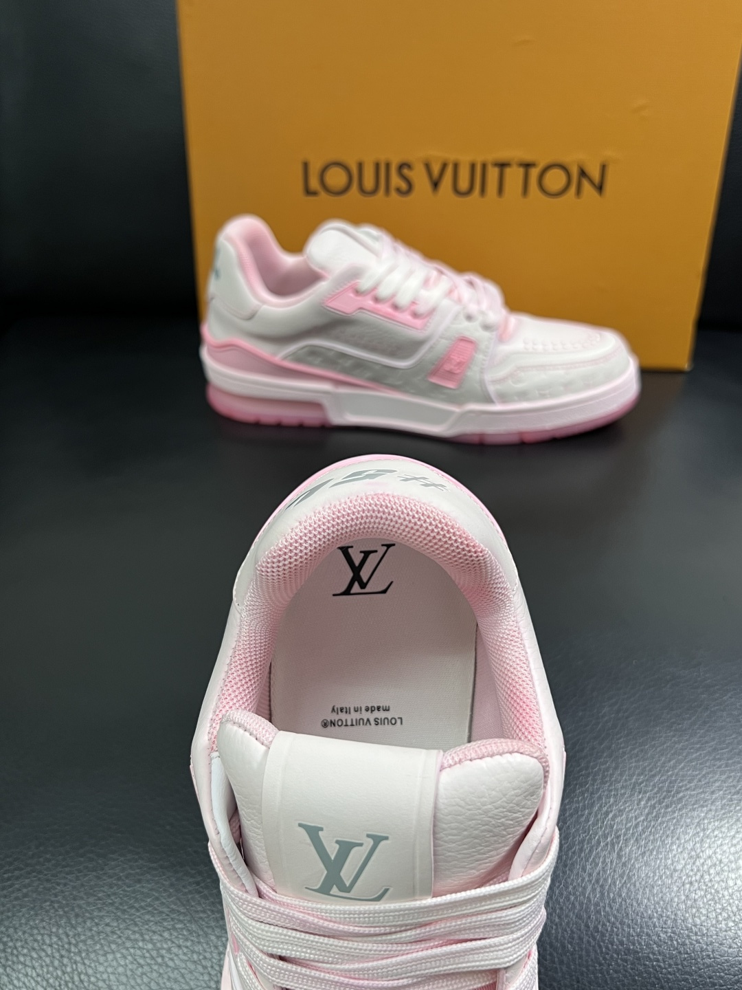 Lv  高品质  顶级工艺品  路易威登，运动板鞋专柜同步原厂配置，鞋面意大利进口牛皮改色面料，进口网布