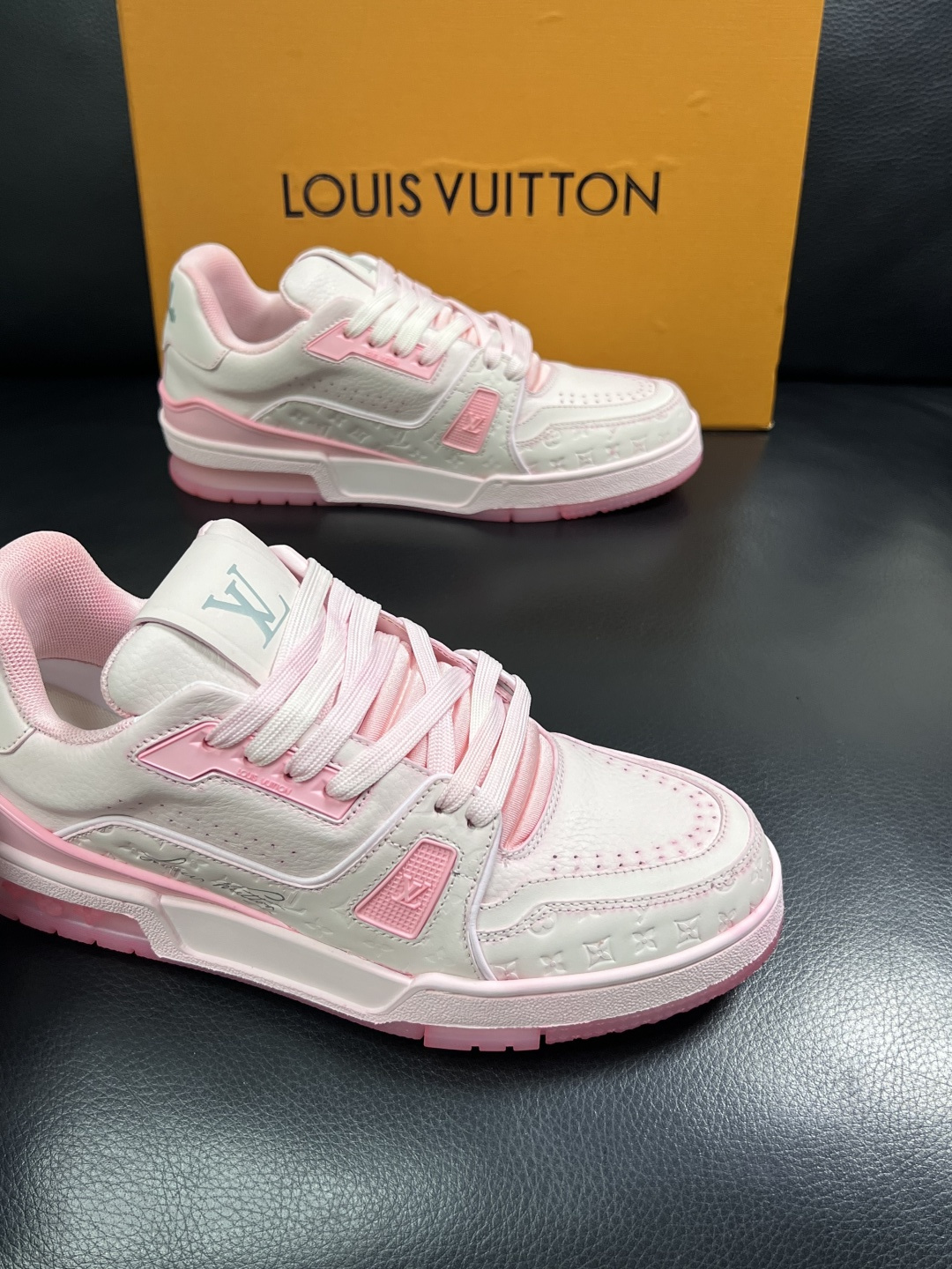 Lv  高品质  顶级工艺品  路易威登，运动板鞋专柜同步原厂配置，鞋面意大利进口牛皮改色面料，进口网布
