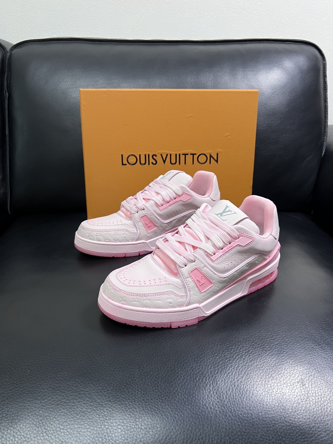 Lv  高品质  顶级工艺品  路易威登，运动板鞋专柜同步原厂配置，鞋面意大利进口牛皮改色面料，进口网布