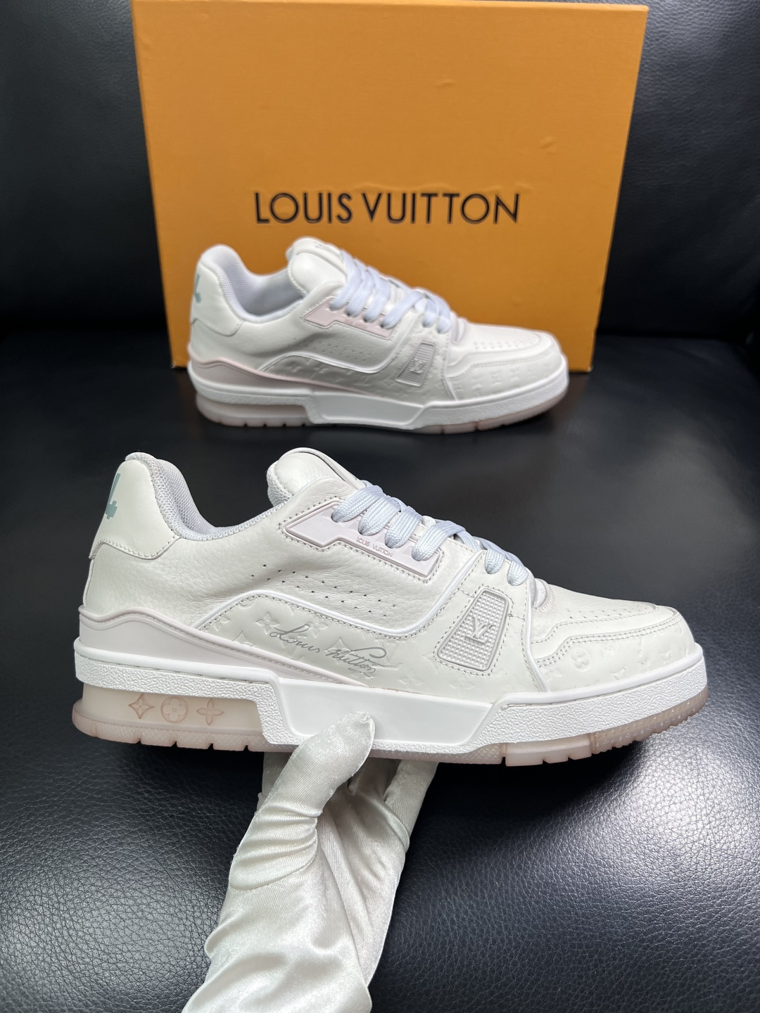 Lv  高品质  顶级工艺品  路易威登，运动板鞋专柜同步原厂配置，鞋面意大利进口牛皮改色面料，进口网布