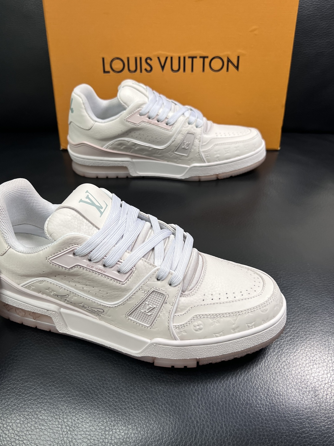 Lv  高品质  顶级工艺品  路易威登，运动板鞋专柜同步原厂配置，鞋面意大利进口牛皮改色面料，进口网布