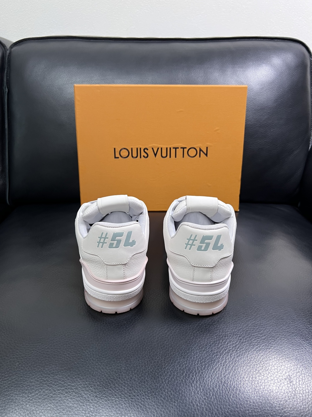 Lv  高品质  顶级工艺品  路易威登，运动板鞋专柜同步原厂配置，鞋面意大利进口牛皮改色面料，进口网布