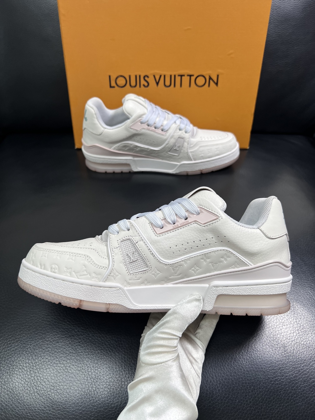 Lv  高品质  顶级工艺品  路易威登，运动板鞋专柜同步原厂配置，鞋面意大利进口牛皮改色面料，进口网布