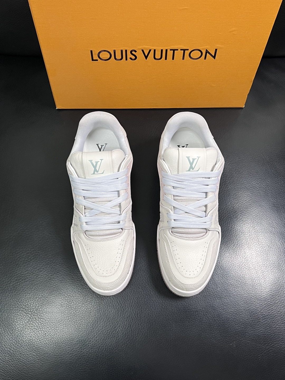 Lv  高品质  顶级工艺品  路易威登，运动板鞋专柜同步原厂配置，鞋面意大利进口牛皮改色面料，进口网布