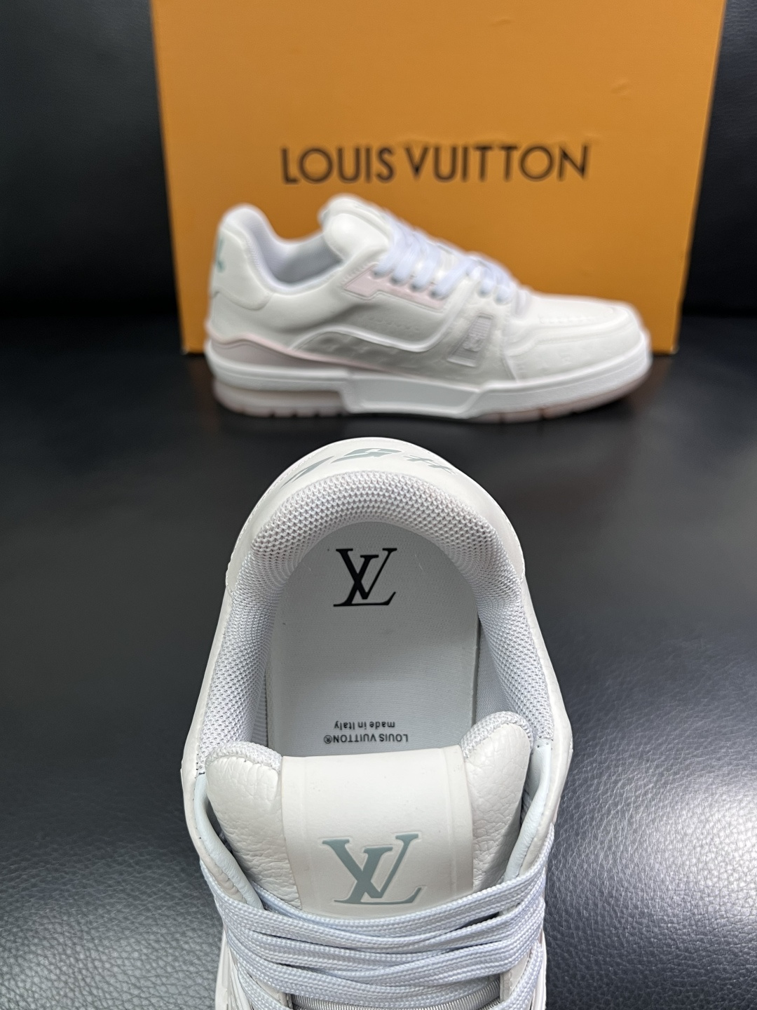 Lv  高品质  顶级工艺品  路易威登，运动板鞋专柜同步原厂配置，鞋面意大利进口牛皮改色面料，进口网布