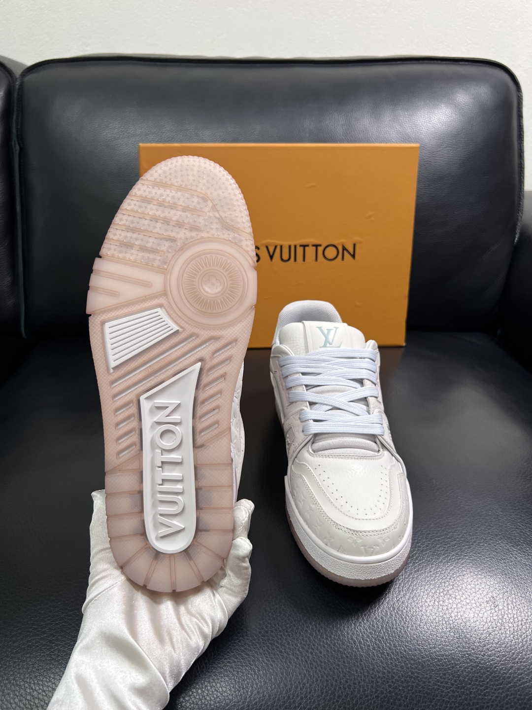 Lv  高品质  顶级工艺品  路易威登，运动板鞋专柜同步原厂配置，鞋面意大利进口牛皮改色面料，进口网布