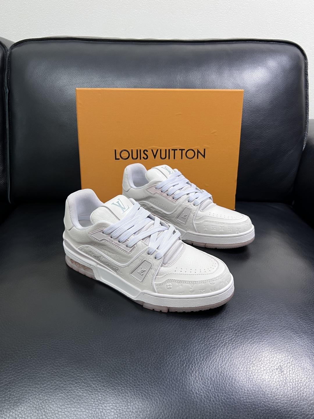 Lv  高品质  顶级工艺品  路易威登，运动板鞋专柜同步原厂配置，鞋面意大利进口牛皮改色面料，进口网布
