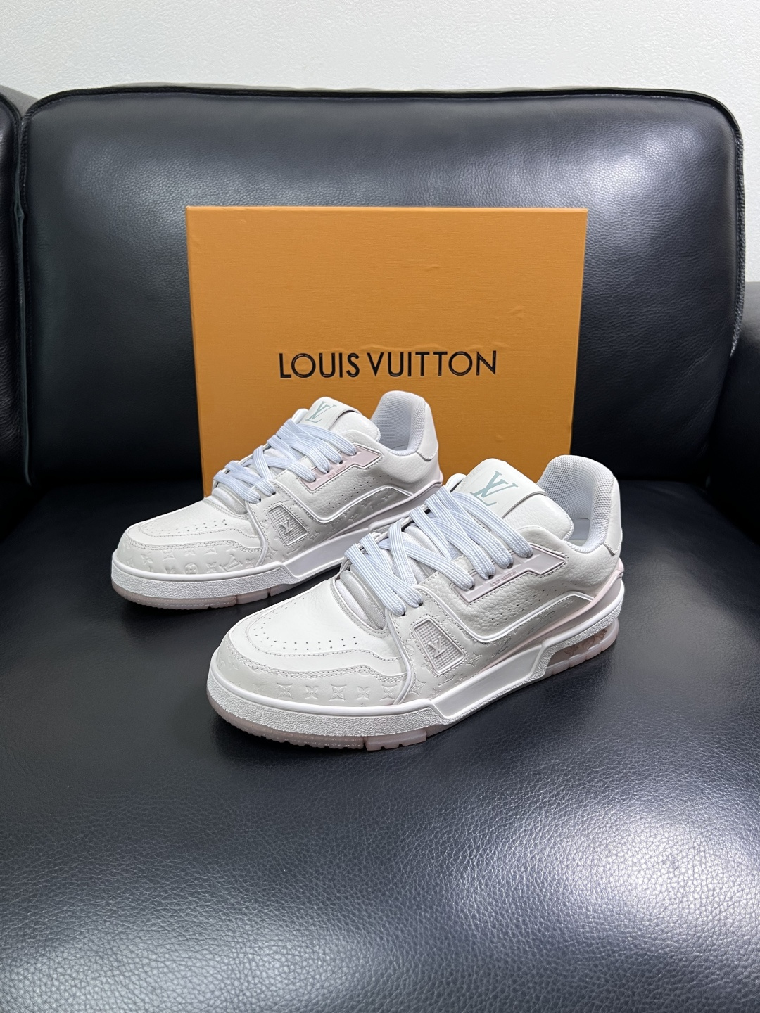 Lv  高品质  顶级工艺品  路易威登，运动板鞋专柜同步原厂配置，鞋面意大利进口牛皮改色面料，进口网布