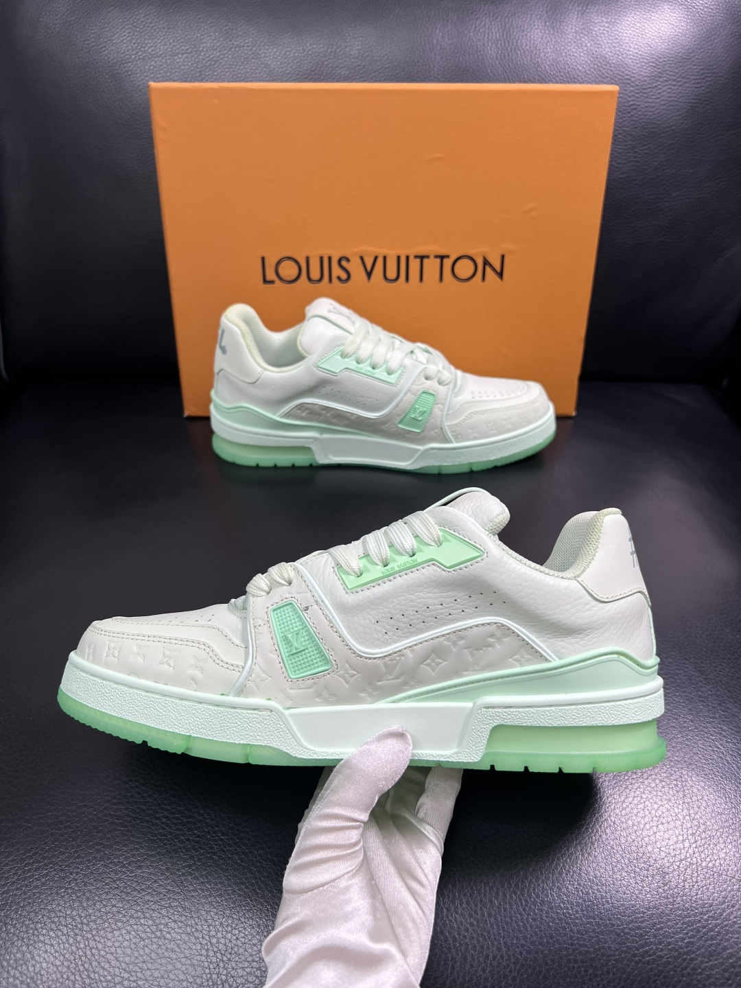 Lv  高品质  顶级工艺品  路易威登，运动板鞋专柜同步原厂配置，鞋面意大利进口牛皮改色面料，进口网布