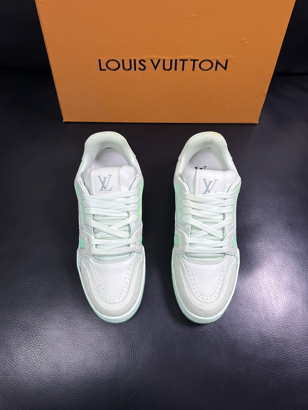 Lv  高品质  顶级工艺品  路易威登，运动板鞋专柜同步原厂配置，鞋面意大利进口牛皮改色面料，进口网布