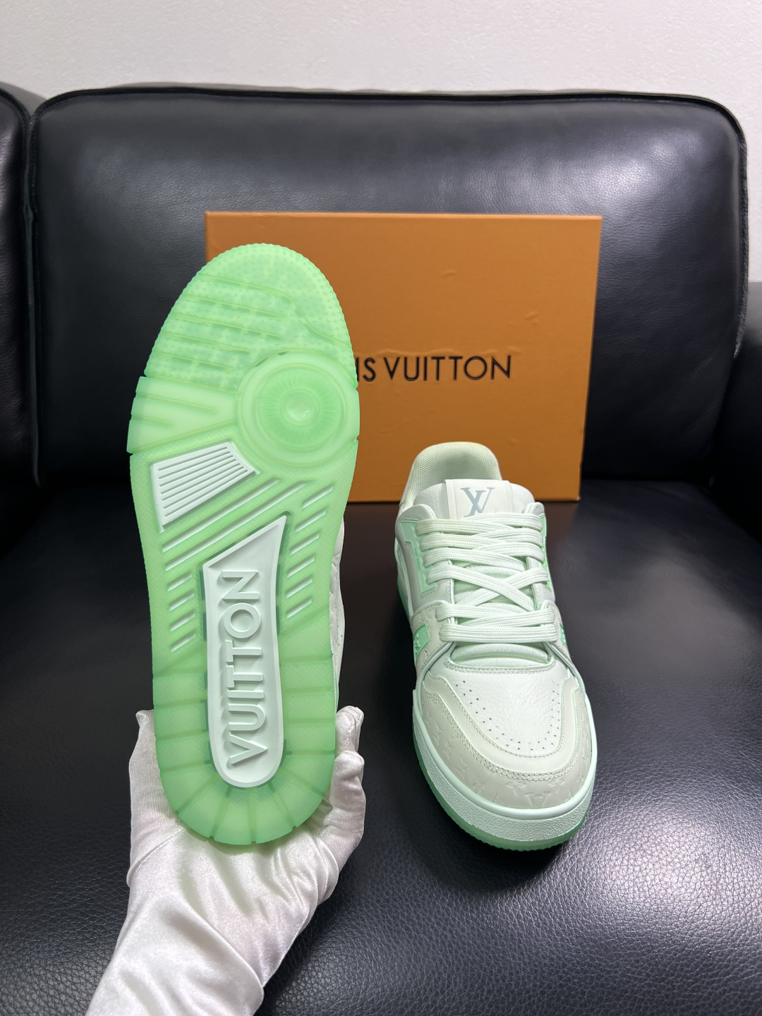 Lv  高品质  顶级工艺品  路易威登，运动板鞋专柜同步原厂配置，鞋面意大利进口牛皮改色面料，进口网布