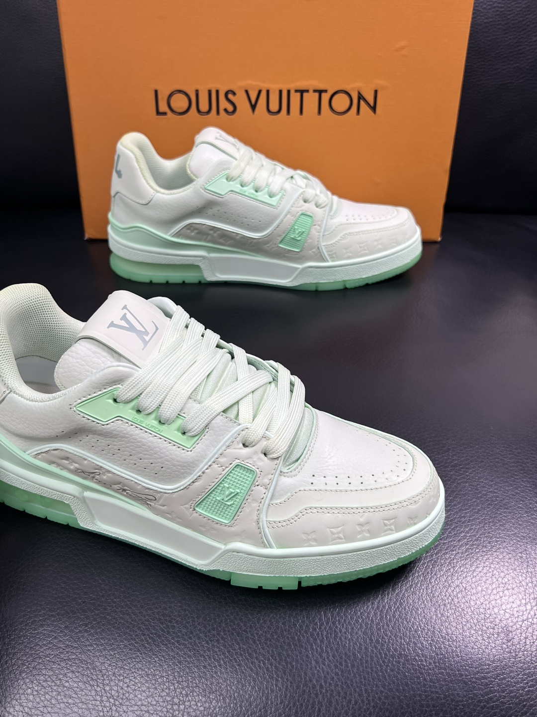 Lv  高品质  顶级工艺品  路易威登，运动板鞋专柜同步原厂配置，鞋面意大利进口牛皮改色面料，进口网布