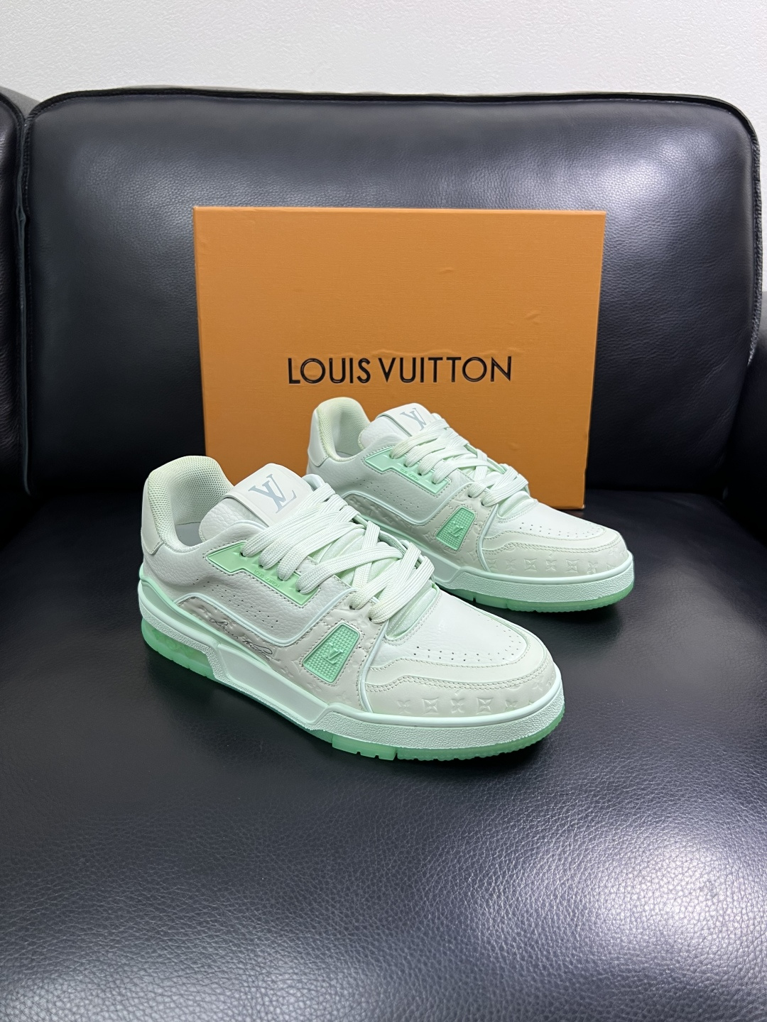Lv  高品质  顶级工艺品  路易威登，运动板鞋专柜同步原厂配置，鞋面意大利进口牛皮改色面料，进口网布