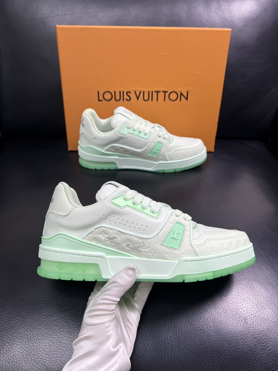 Lv  高品质  顶级工艺品  路易威登，运动板鞋专柜同步原厂配置，鞋面意大利进口牛皮改色面料，进口网布