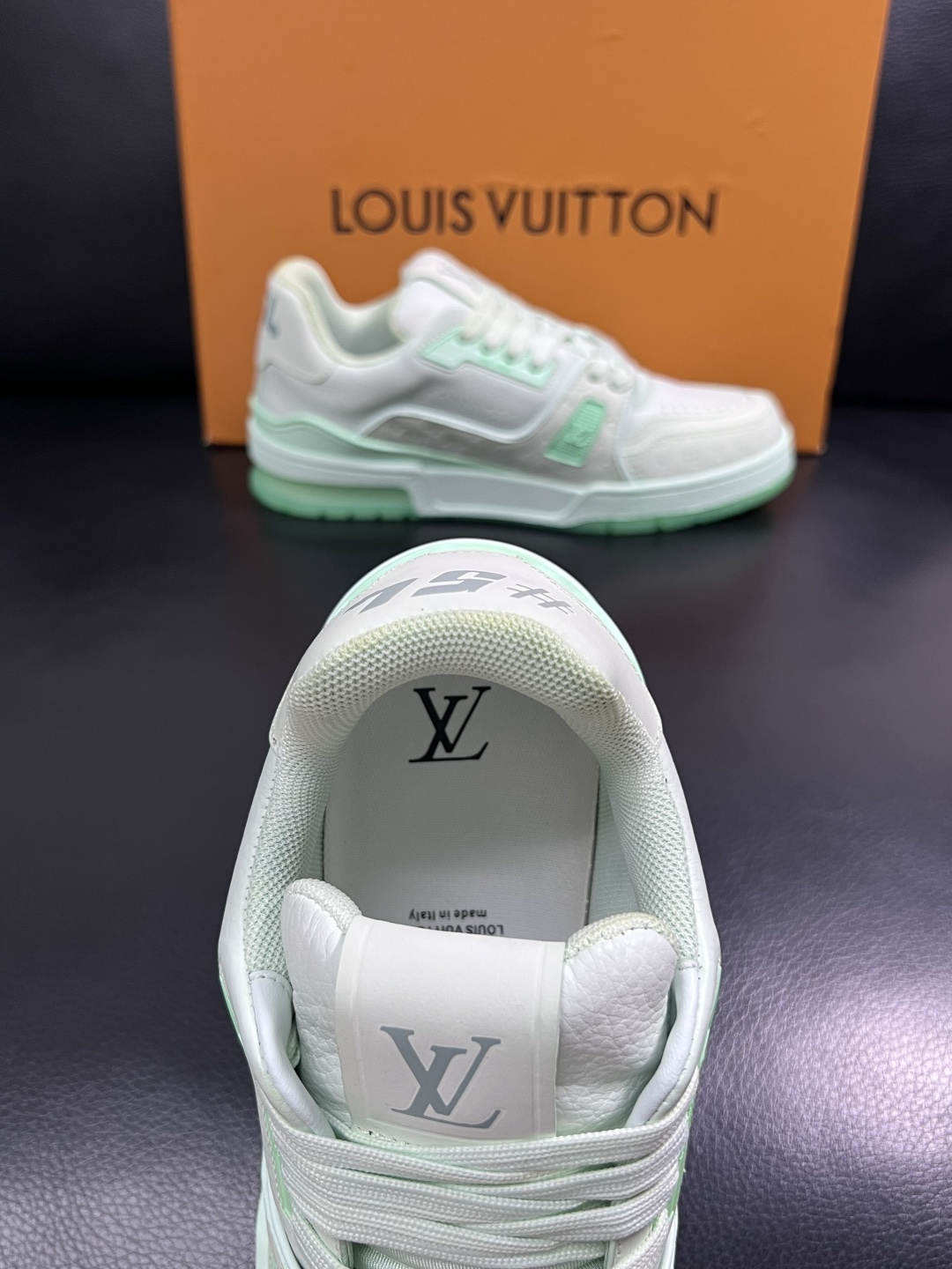 Lv  高品质  顶级工艺品  路易威登，运动板鞋专柜同步原厂配置，鞋面意大利进口牛皮改色面料，进口网布
