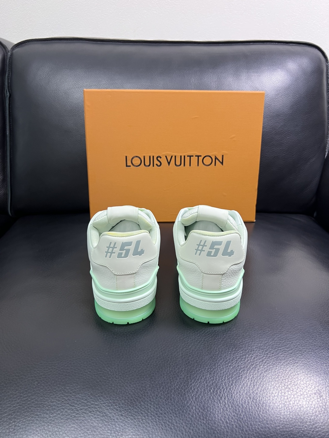 Lv  高品质  顶级工艺品  路易威登，运动板鞋专柜同步原厂配置，鞋面意大利进口牛皮改色面料，进口网布