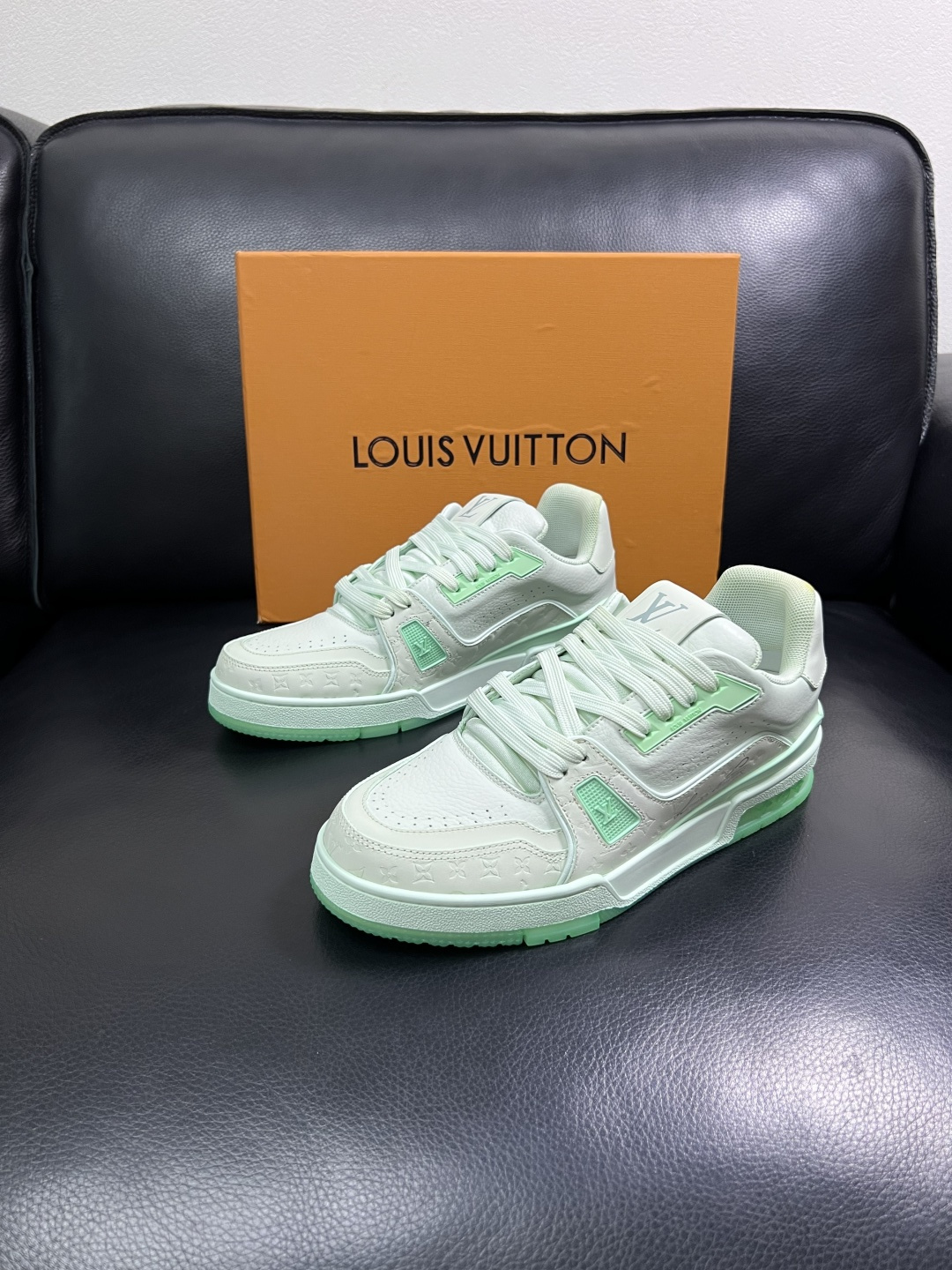 Lv  高品质  顶级工艺品  路易威登，运动板鞋专柜同步原厂配置，鞋面意大利进口牛皮改色面料，进口网布