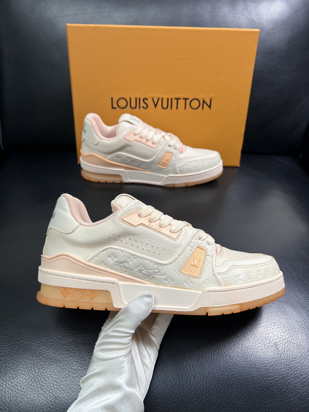 Lv  高品质  顶级工艺品  路易威登，运动板鞋专柜同步原厂配置，鞋面意大利进口牛皮改色面料，进口网布