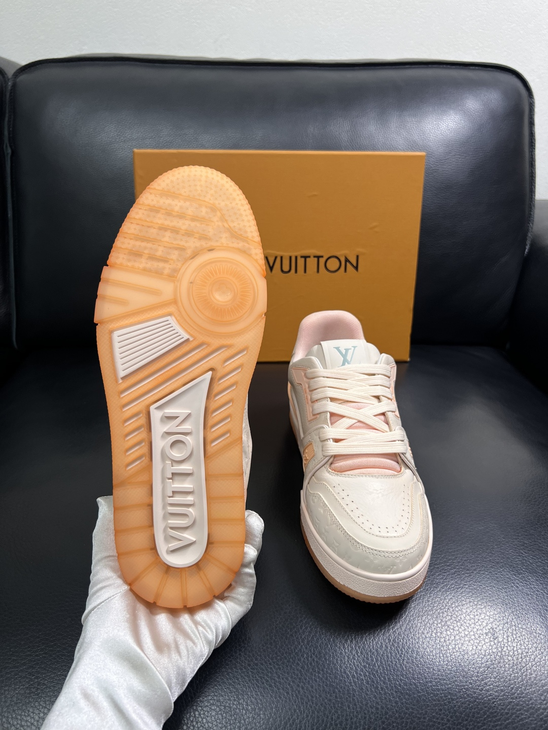 Lv  高品质  顶级工艺品  路易威登，运动板鞋专柜同步原厂配置，鞋面意大利进口牛皮改色面料，进口网布