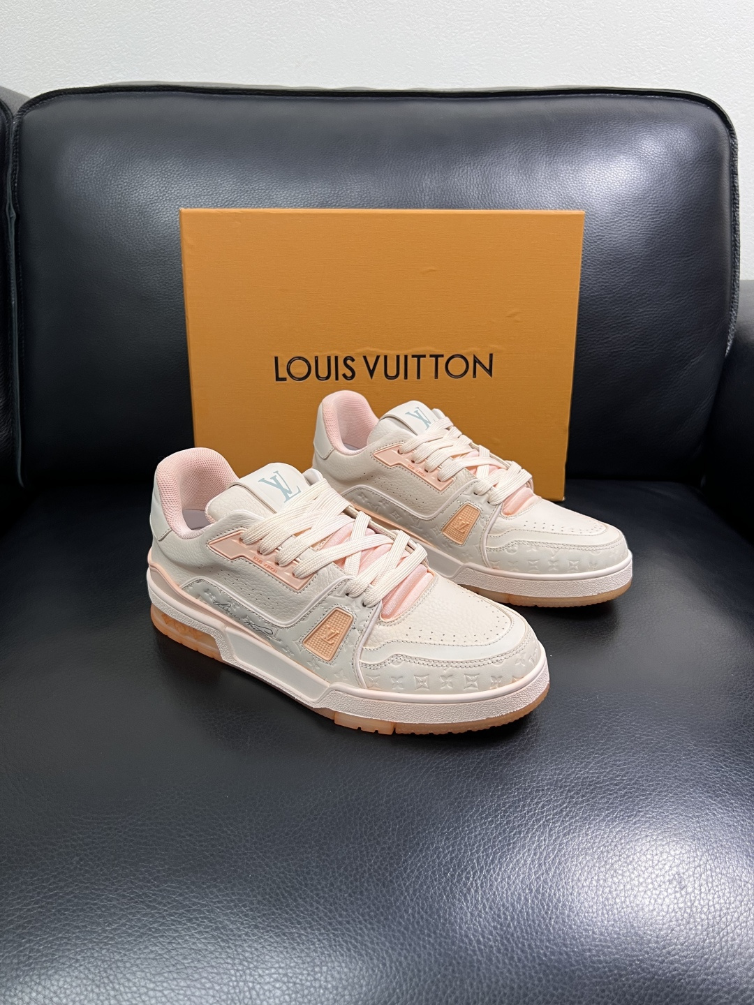 Lv  高品质  顶级工艺品  路易威登，运动板鞋专柜同步原厂配置，鞋面意大利进口牛皮改色面料，进口网布