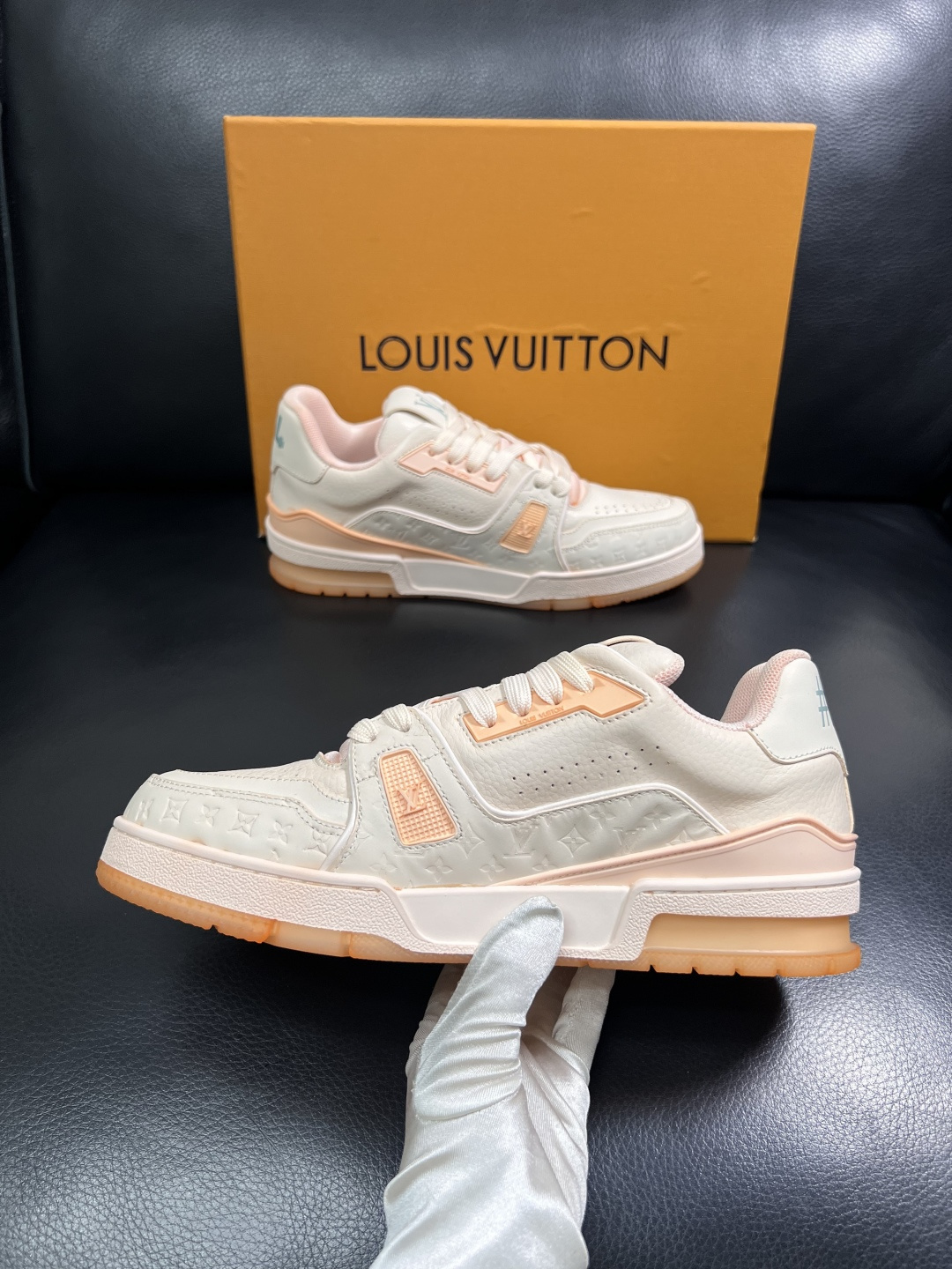Lv  高品质  顶级工艺品  路易威登，运动板鞋专柜同步原厂配置，鞋面意大利进口牛皮改色面料，进口网布