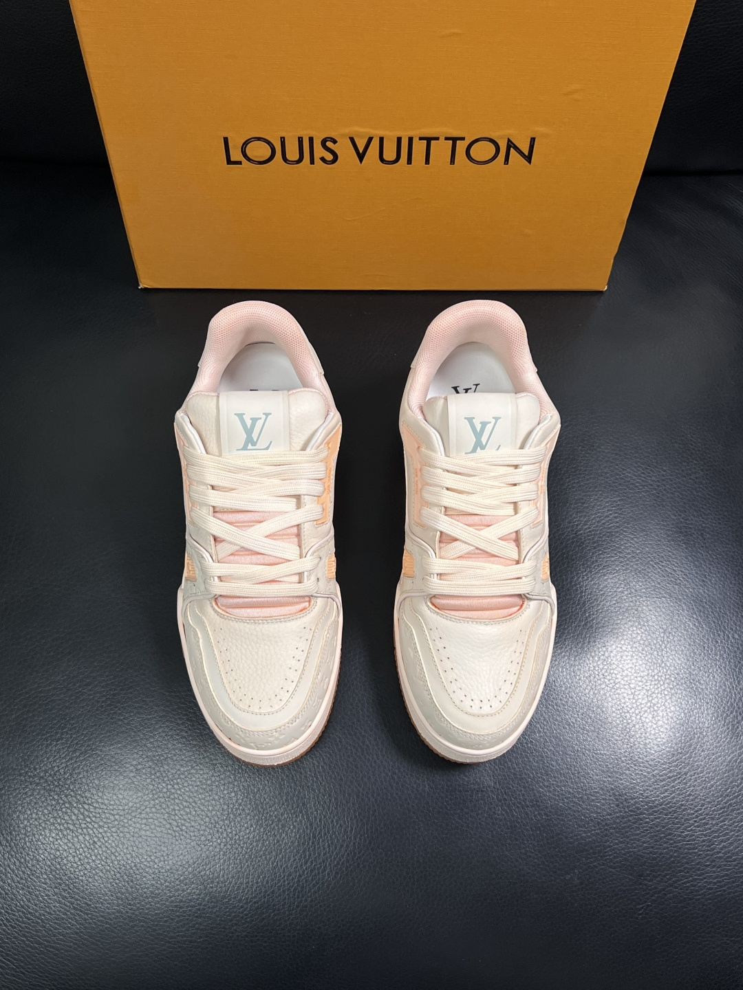 Lv  高品质  顶级工艺品  路易威登，运动板鞋专柜同步原厂配置，鞋面意大利进口牛皮改色面料，进口网布
