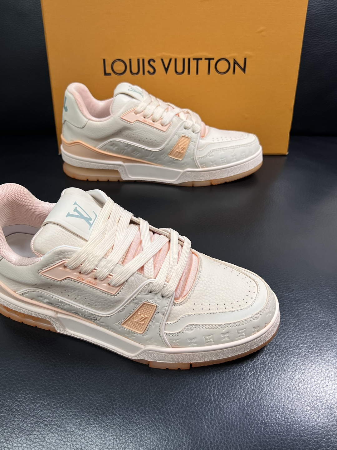 Lv  高品质  顶级工艺品  路易威登，运动板鞋专柜同步原厂配置，鞋面意大利进口牛皮改色面料，进口网布