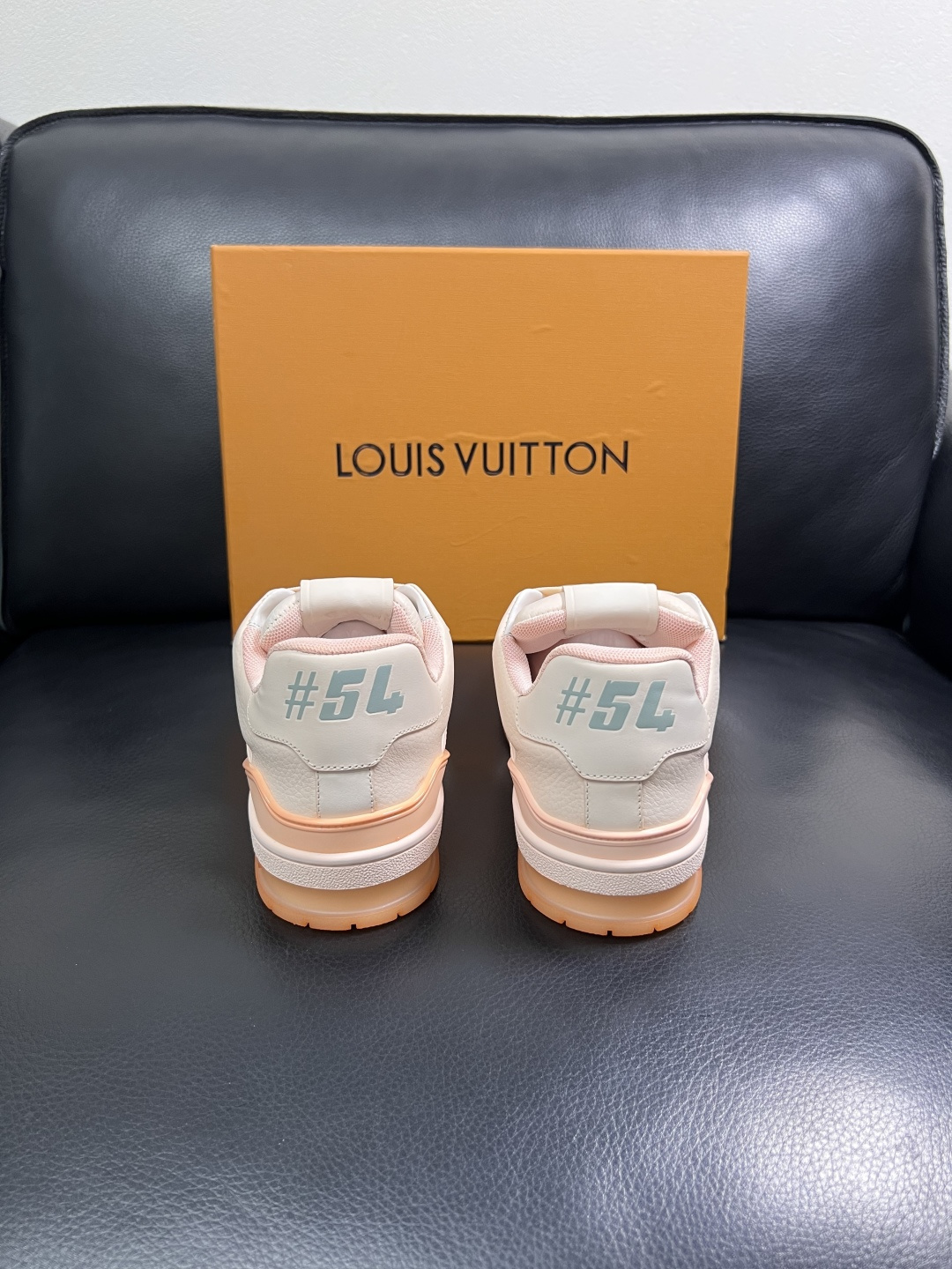Lv  高品质  顶级工艺品  路易威登，运动板鞋专柜同步原厂配置，鞋面意大利进口牛皮改色面料，进口网布