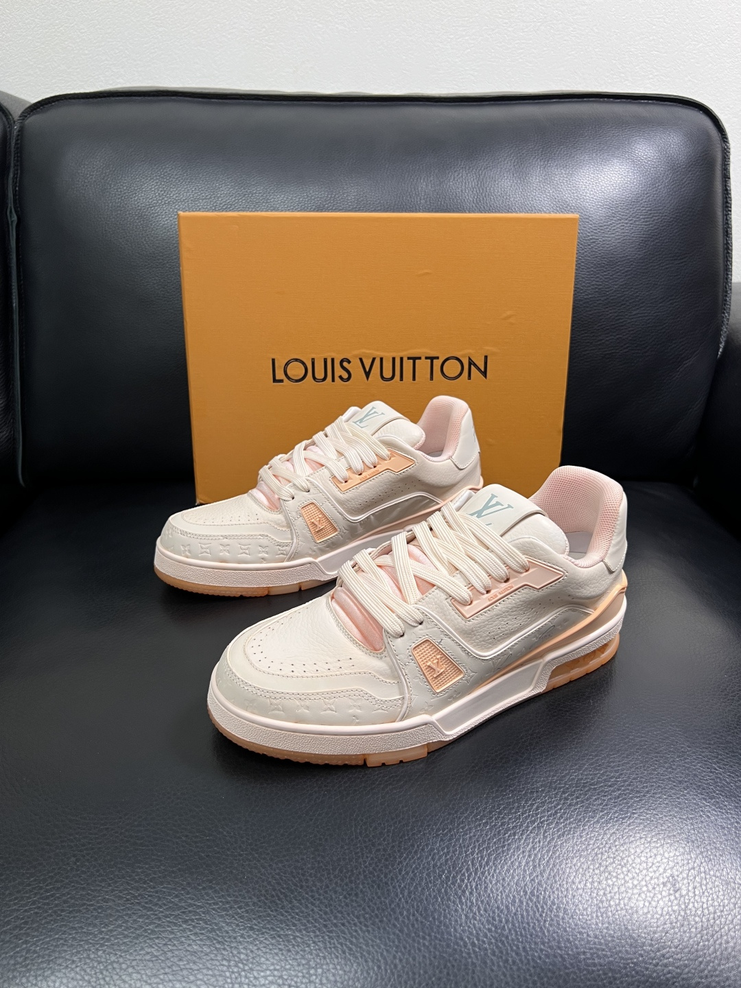 Lv  高品质  顶级工艺品  路易威登，运动板鞋专柜同步原厂配置，鞋面意大利进口牛皮改色面料，进口网布